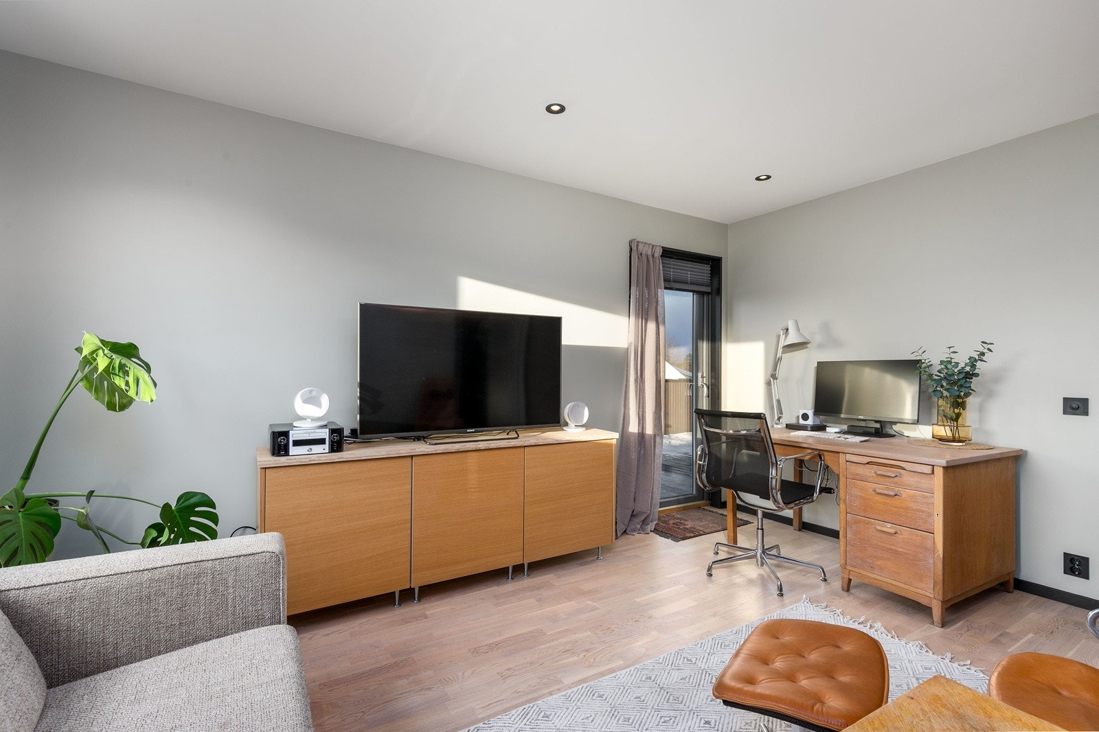 Det er god plass for sofa og TV-løsning, noe som gir ekstra spillerom og privatliv hos barnefamilier. Galleribilde