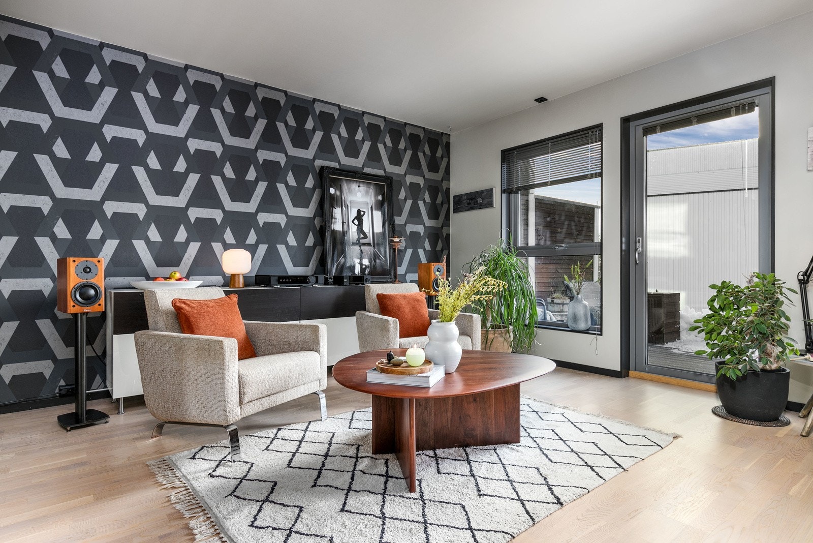 Svært gode lysforhold med vinduer som sørger for rikelig med lysinnslipp. Stuen er påkostet med tapet fra Slettvoll. Galleribilde