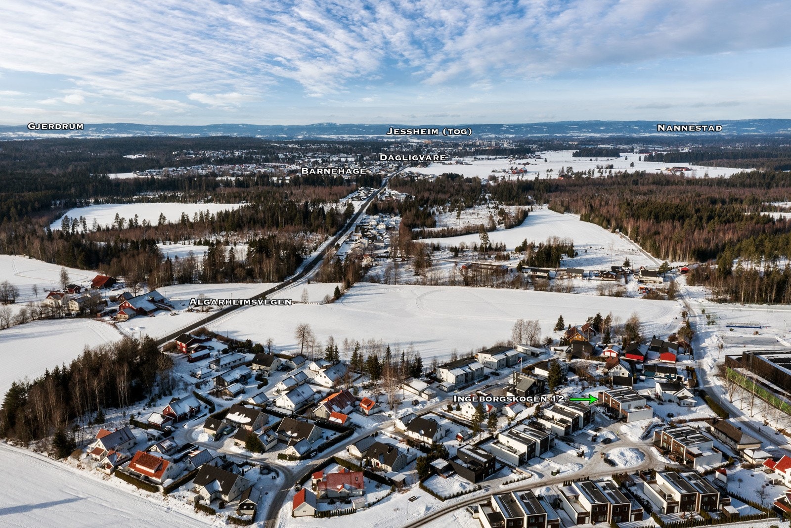 Eiendommen ligger i et rolig, etablert og familievennlig boligområde på Algarheim like utenfor Jessheim sentrum. Galleribilde