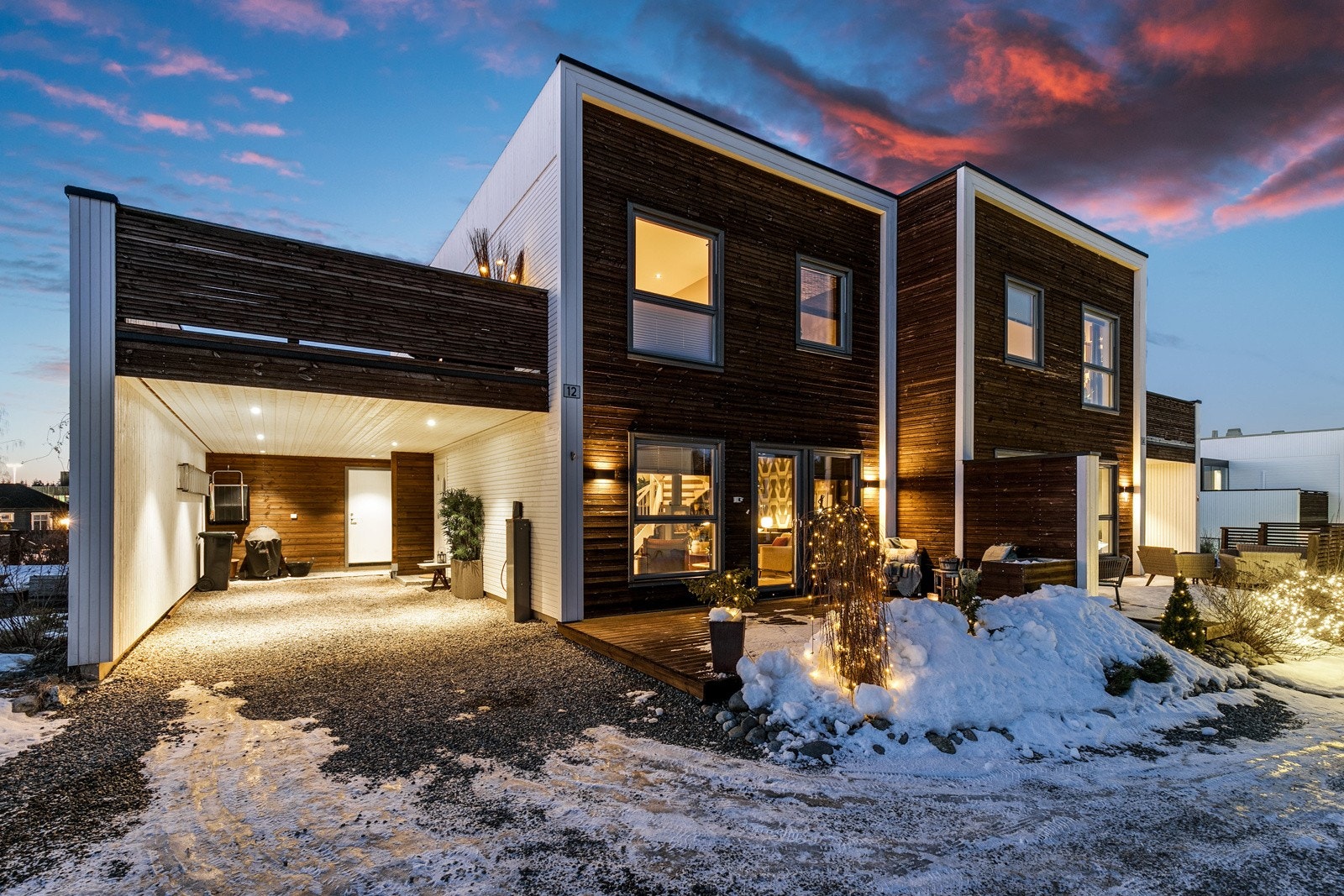 God lagringsplass i boligen med bla. sportsbod i bakkant av carport. Galleribilde