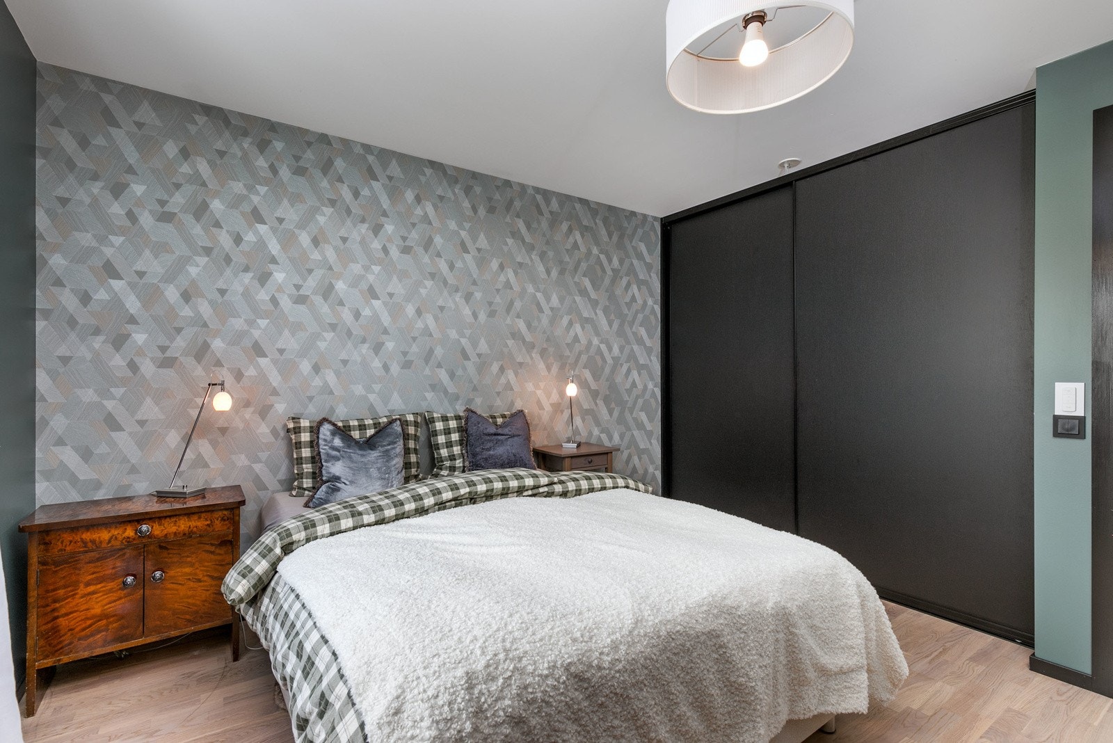 Hovedsoverommet er av stor størrelse og med god plass til dobbeltseng med tilhørende nattbord. Galleribilde