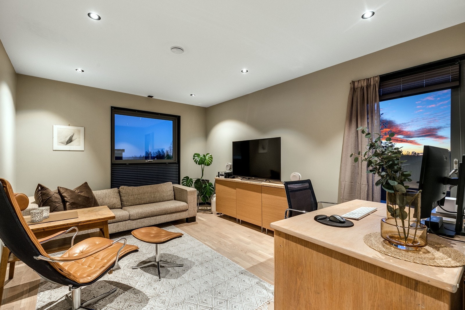 Boligen har også en praktisk tv-stue i 2. etasje. Utgang fra stuen til en takterrasse på 45 kvm over carport. Galleribilde