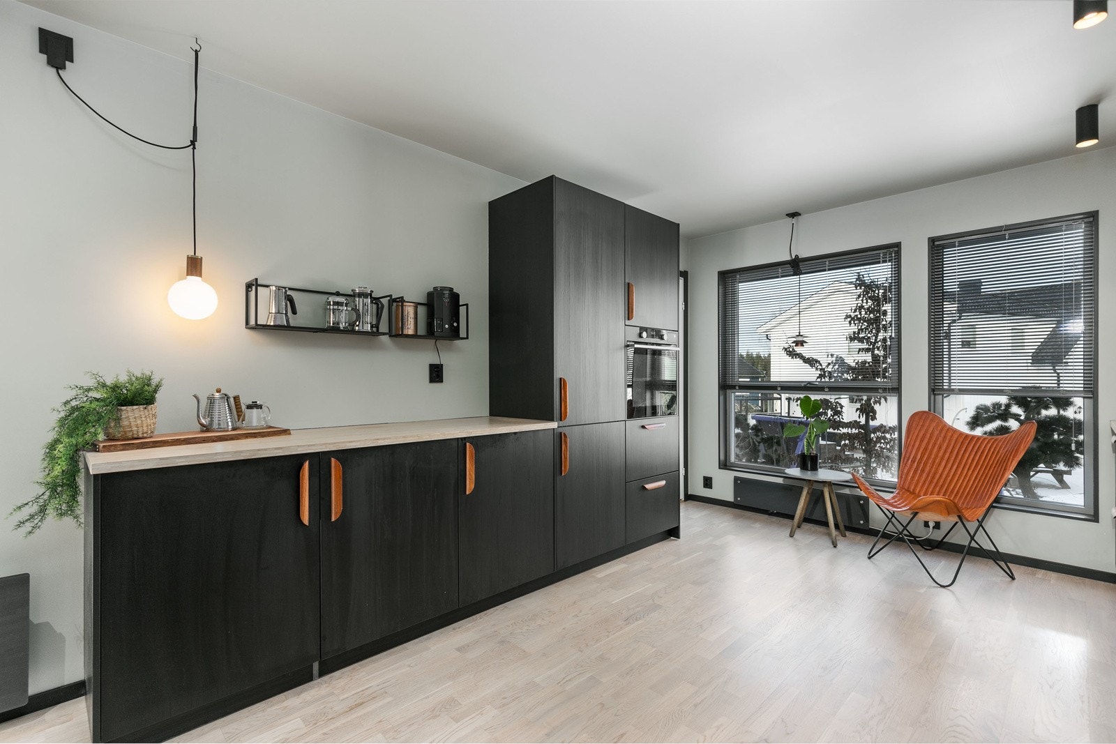 Stekeovn, platetopp, oppvaskmaskin, kjøleskap og fryseskap er integrert i innredningen. Galleribilde