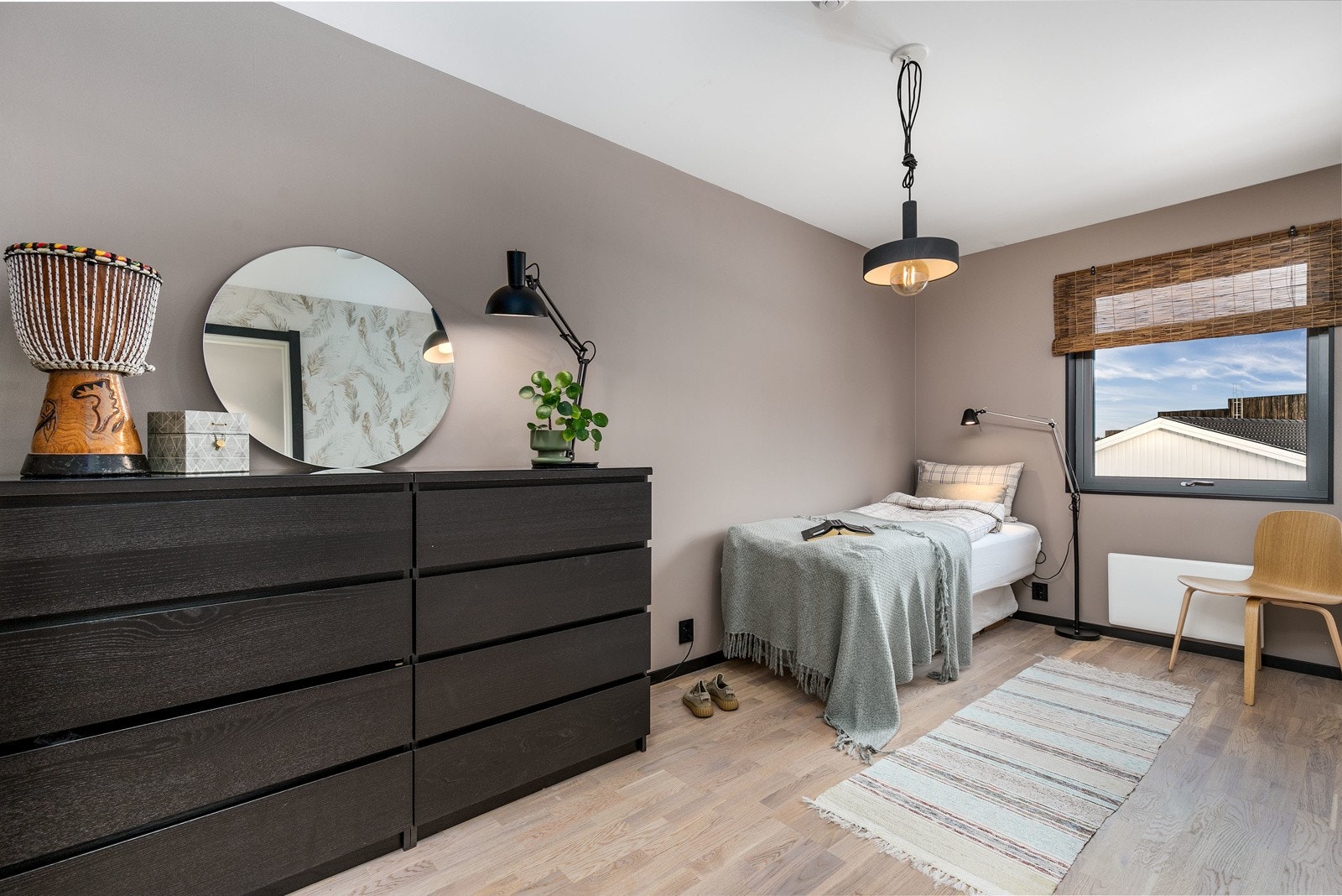 Soverom 2 og 3 er perfekte som ekstrarom med god plass til seng med tilhørende møblement. Galleribilde