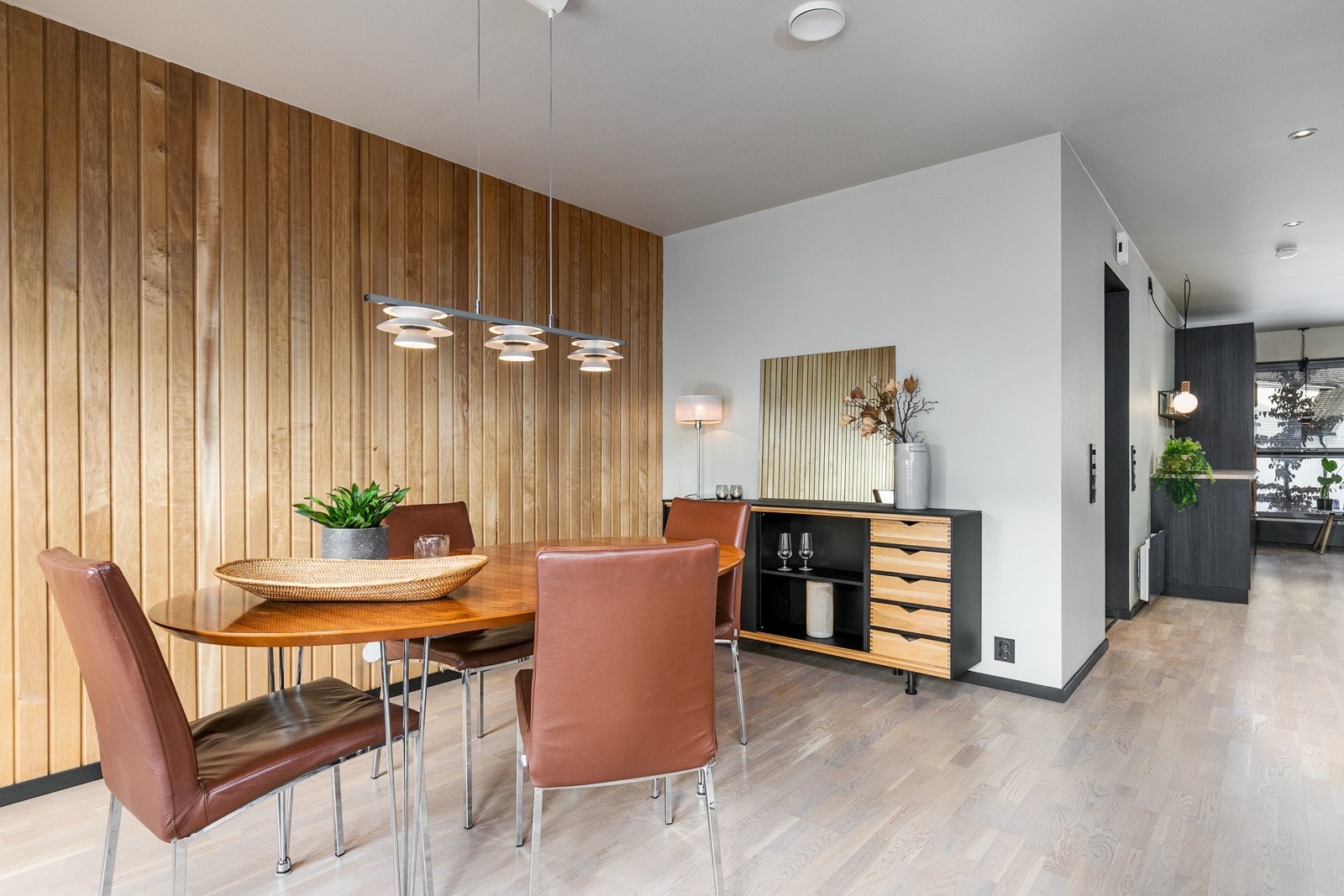 I praktisk nærhet til kjøkkenet, er det god avsatt plass til å sette inn et større spisebord etter ønske. Her kan hyggelige middager tilbringes med venner og familie. Galleribilde