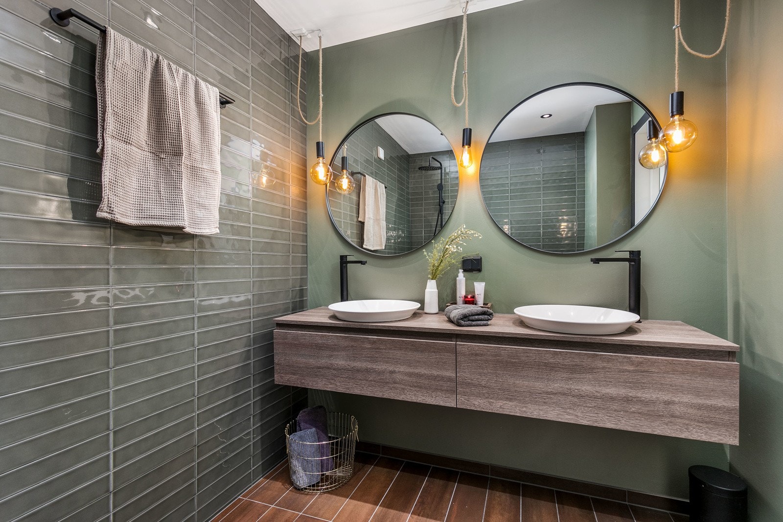 Lekkert bad i 2. etasje i samme stil, med varmekabler i gulv. Galleribilde