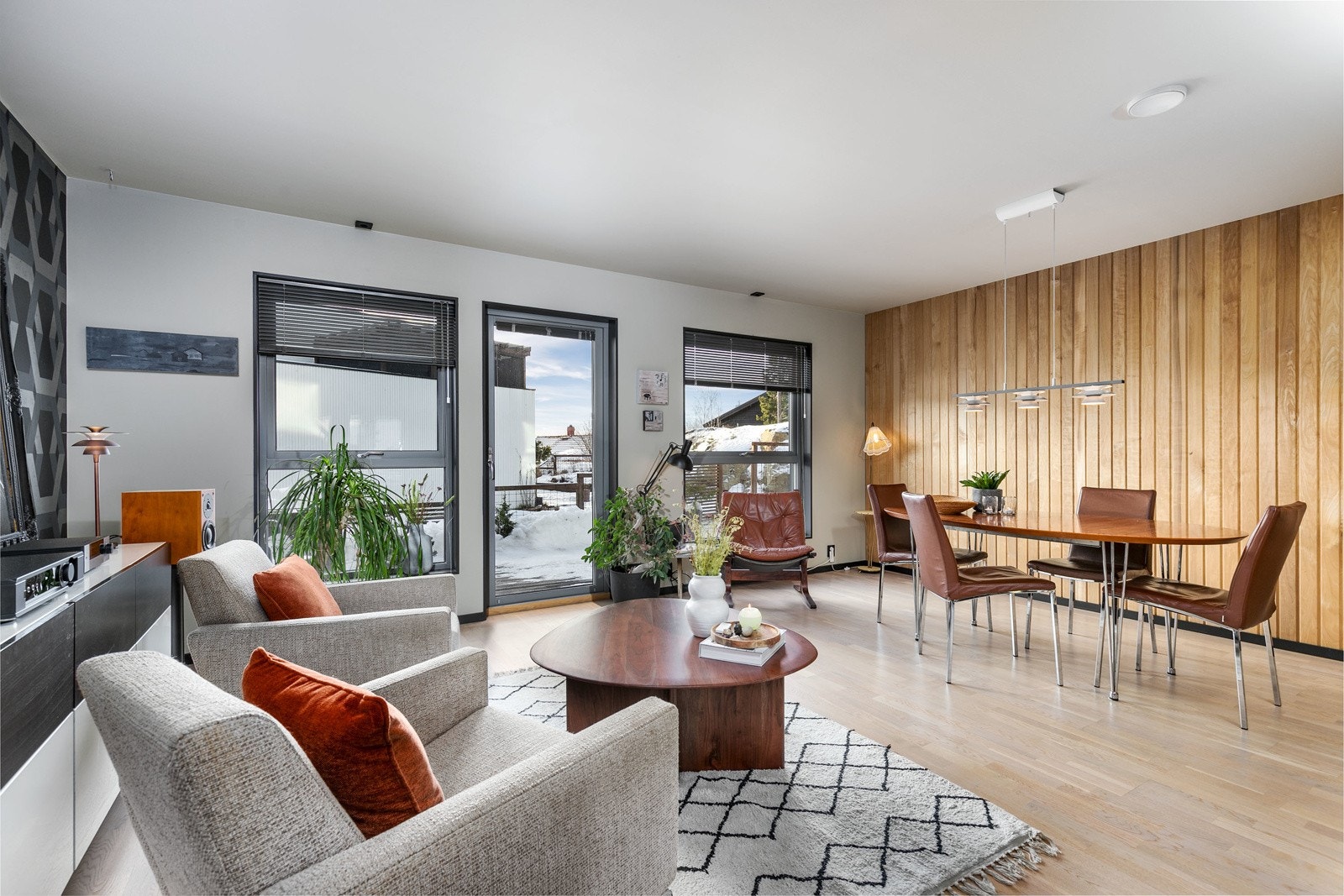 Stuen er påkostet med dekorativ osp på den ene veggen. Galleribilde