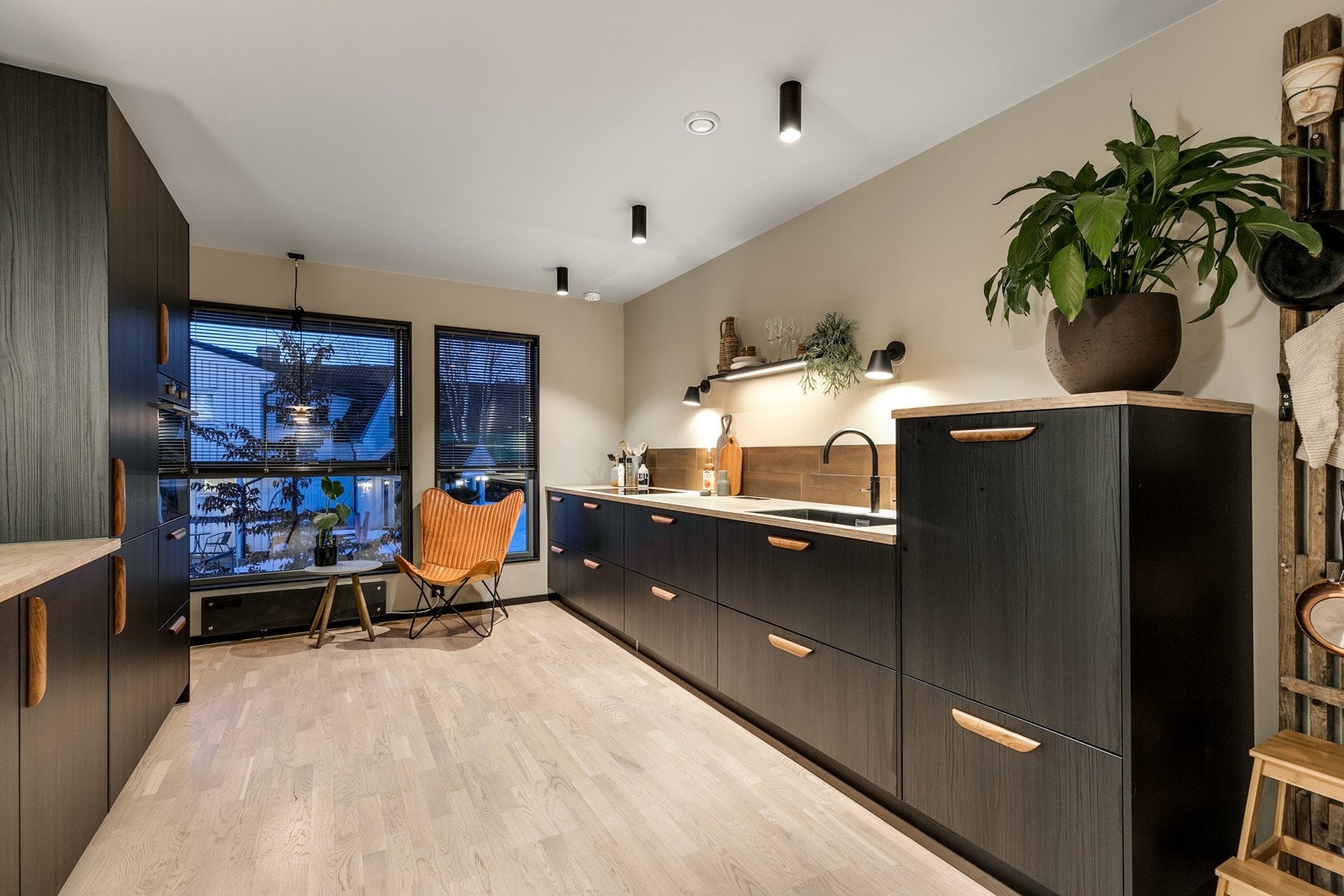 Moderne og påkostet kjøkken fra Schuller med integrerte hvitevarer. Galleribilde