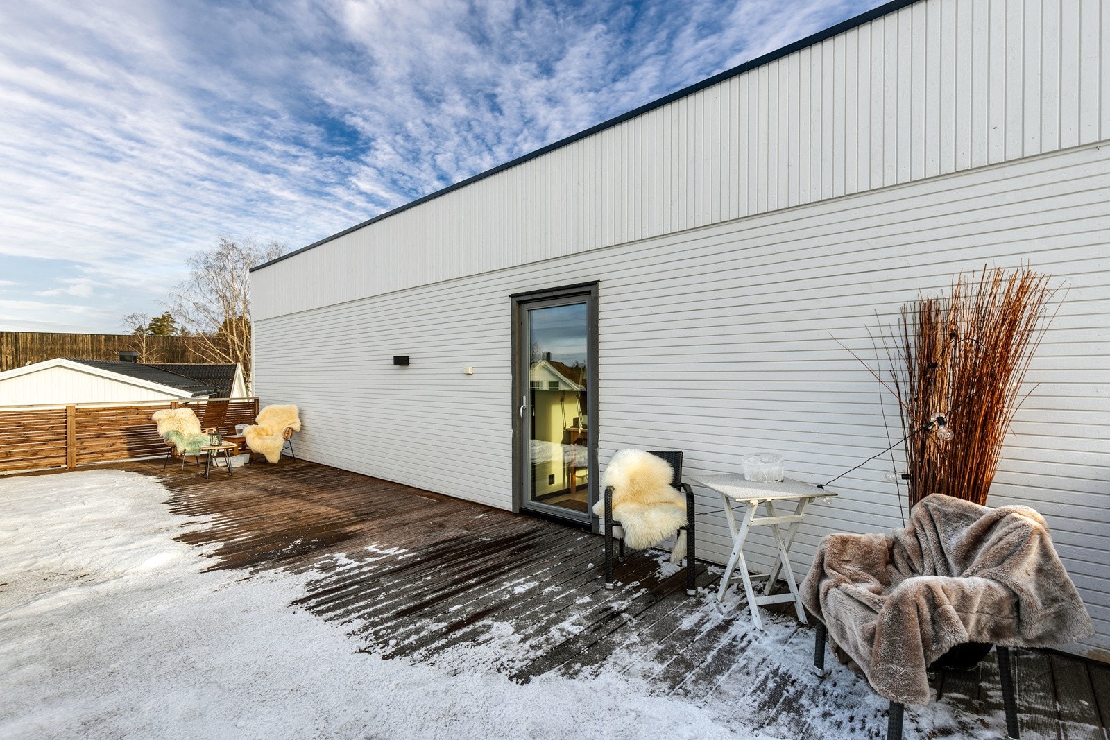 Utgang fra stuen til en takterrasse på 45 kvm over carport. Takterrassen har utebelysning og utvendig stikkontakt. Gulvflater belagt med terrassebord fra Møre royal med skjult innfestning. Galleribilde