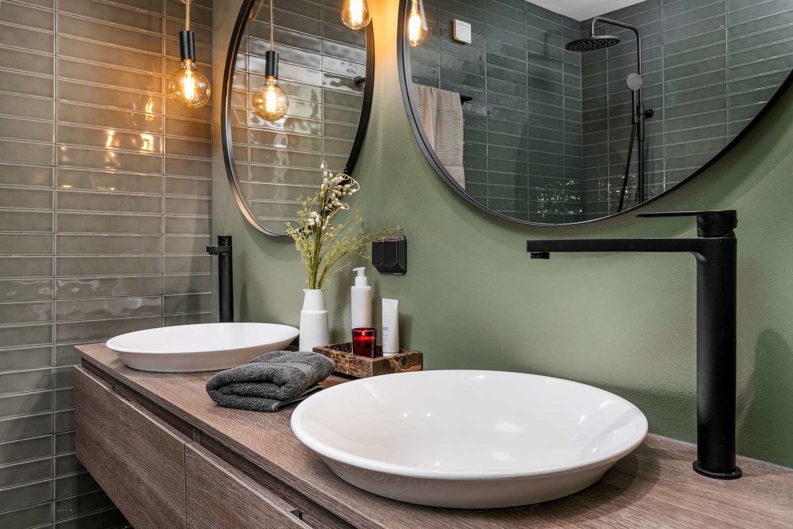 Innredningen består av vegghengt servantinnredning, speil med overlys, vegghengt dusjarmatur og vegghengt toalett. Galleribilde