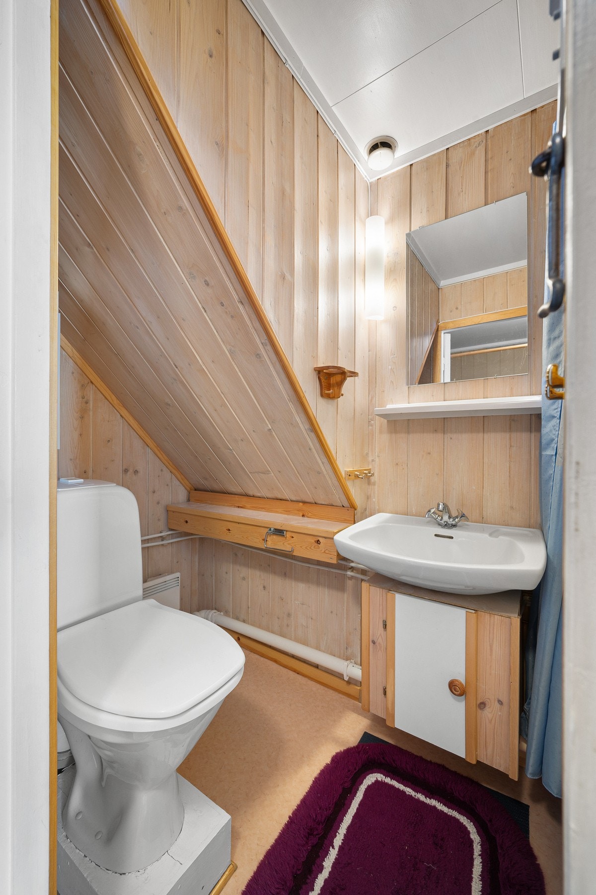 Bad med toalett, vask og... Galleribilde