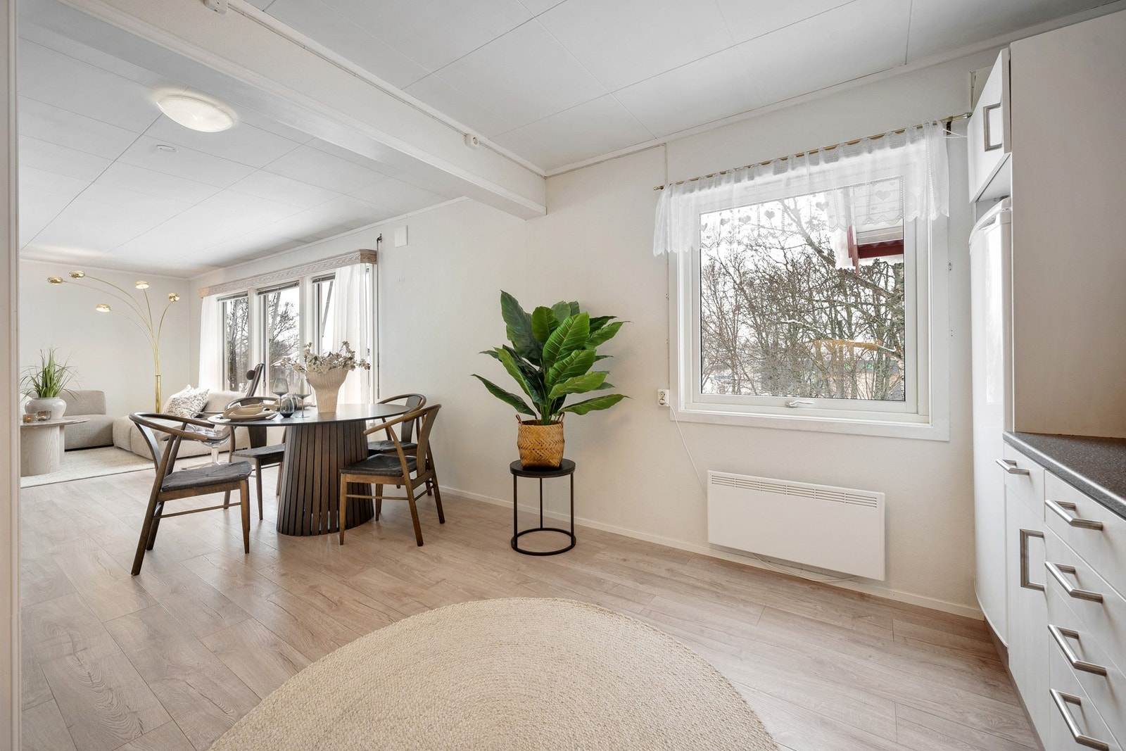 Delvis åpne løsning mellom stue og kjøkken Galleribilde