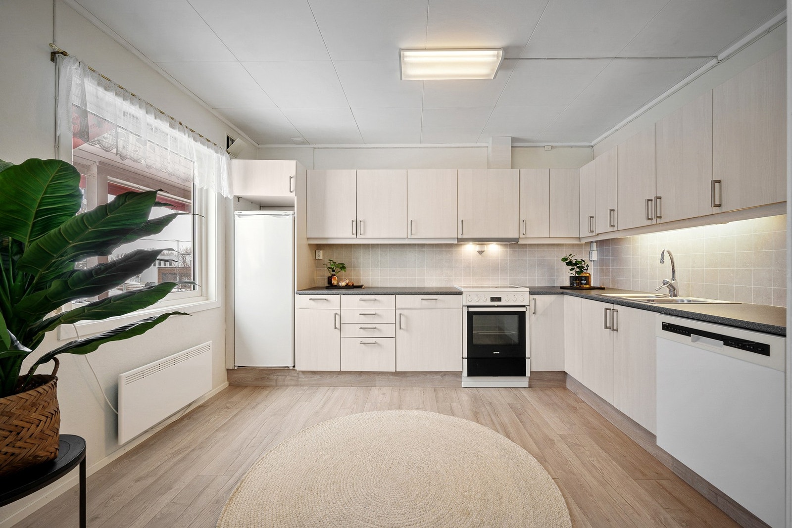 Lyst og pent kjøkken fra 2014 Galleribilde