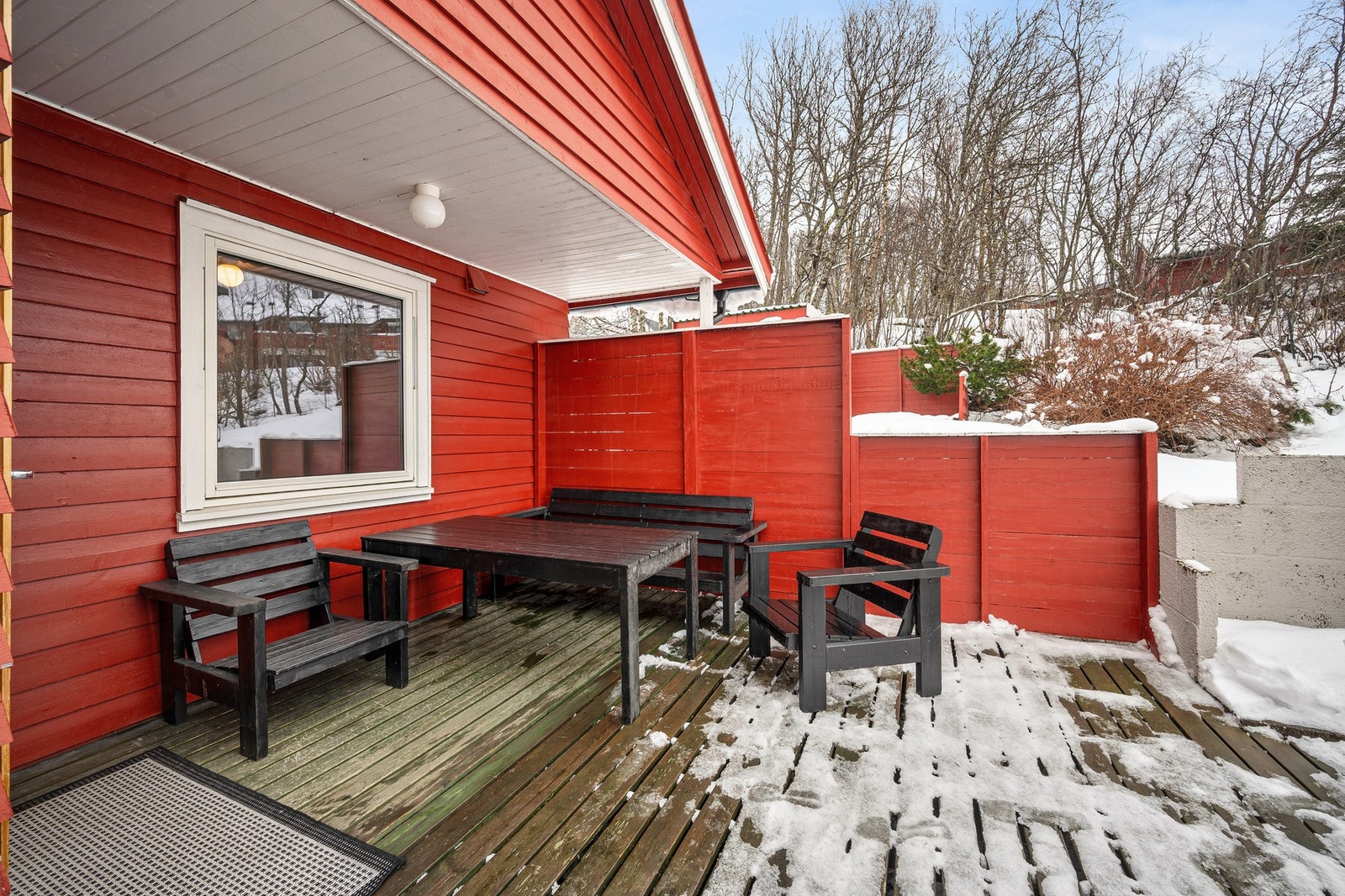 Delvis overbygd terrasse sørger for at du kan bruke den uansett vær Galleribilde