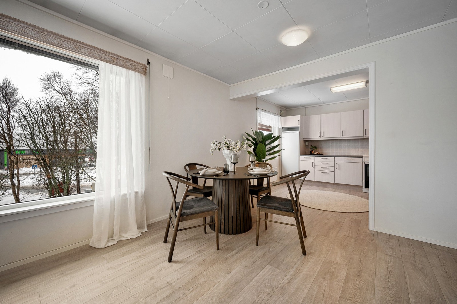 Spisestuen er smart plassert ved siden av kjøkkenet Galleribilde