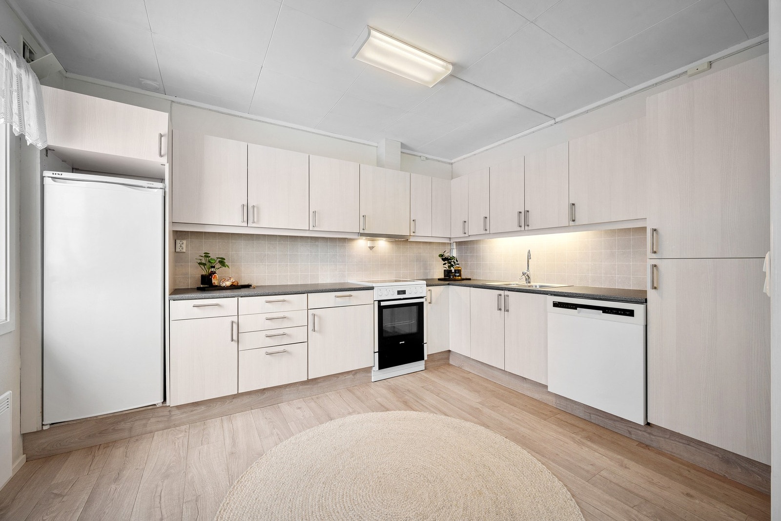 Lyse slette fronter og laminert benkeplate - frittstående hvitevarer Galleribilde