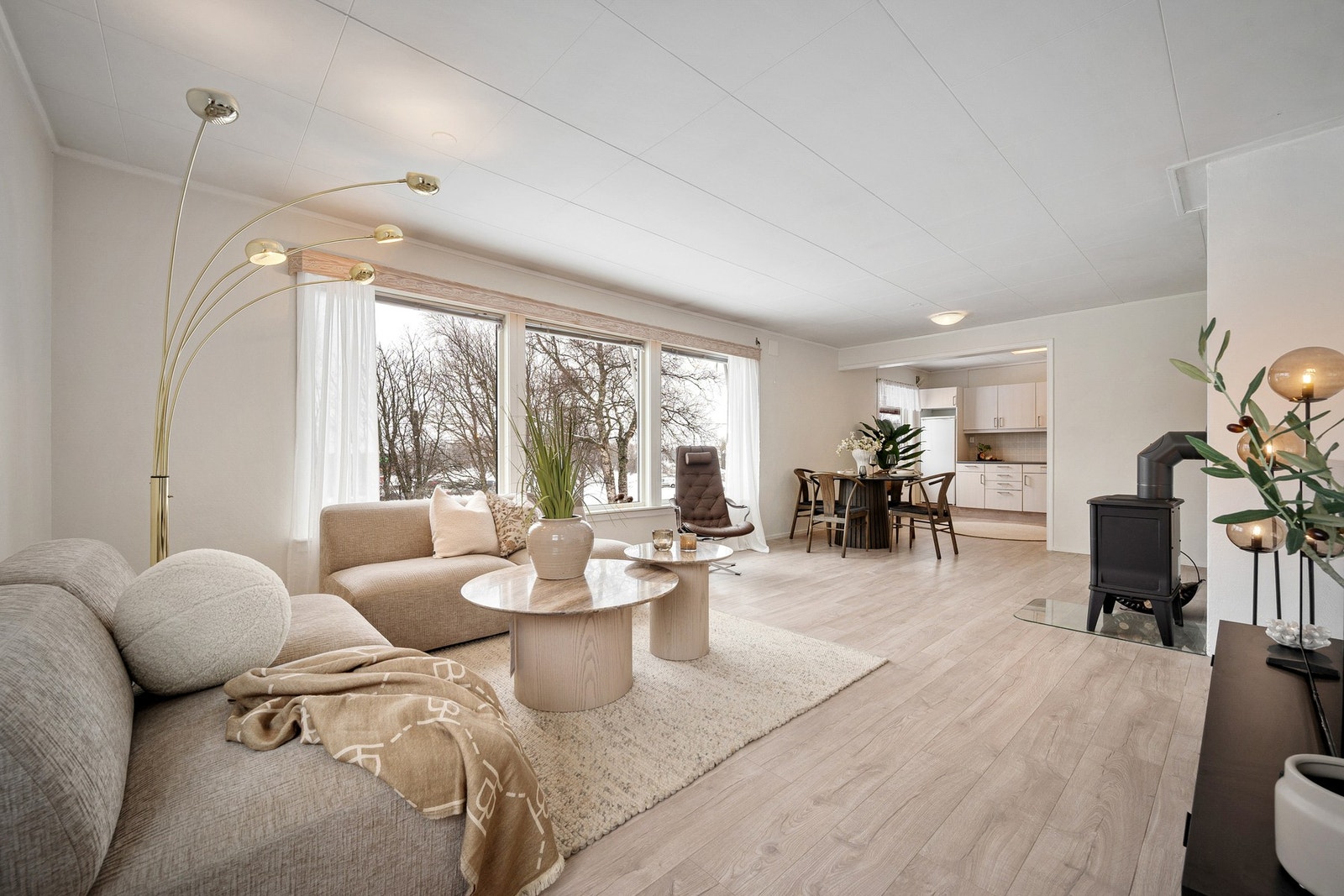 Store vinduer slipper inn masse naturlig lys Galleribilde