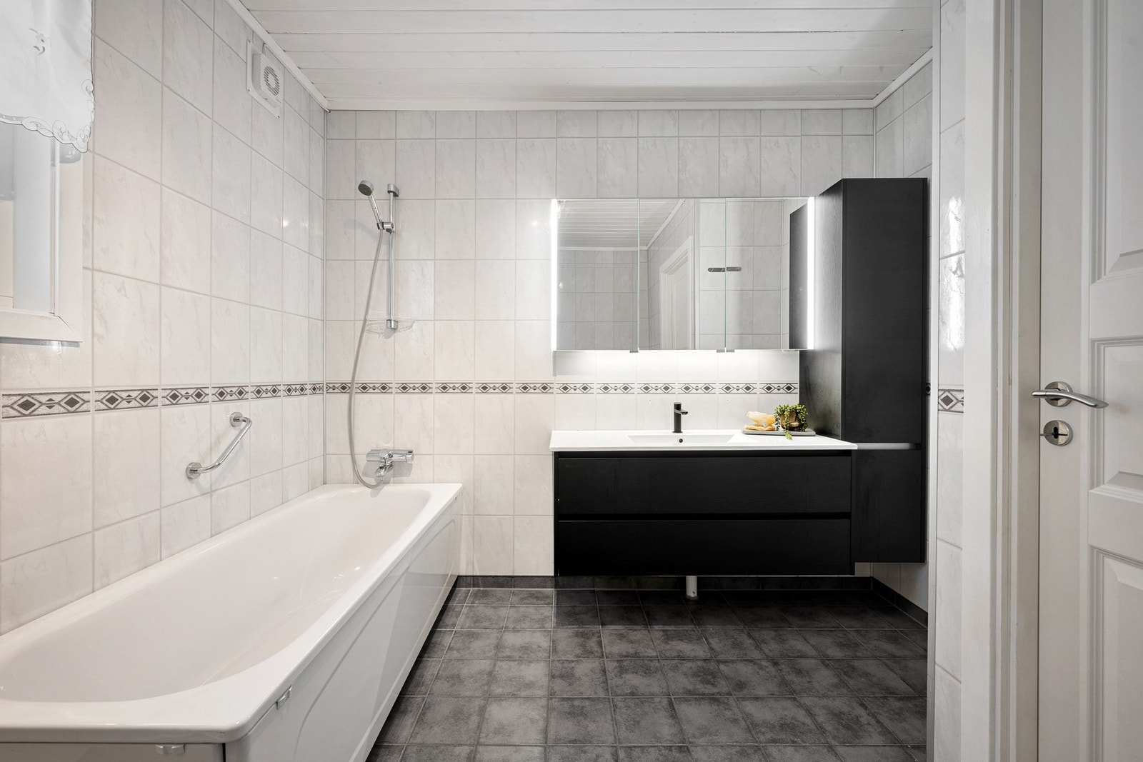 Baderomsplater på vegg og fliser med varmekabler i gulv Galleribilde