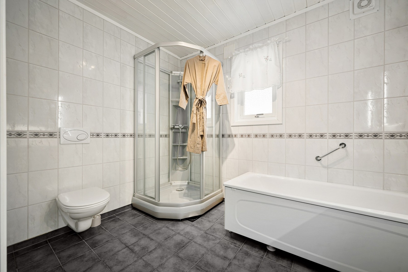 God plass til både badekar og dusjkabinett Galleribilde