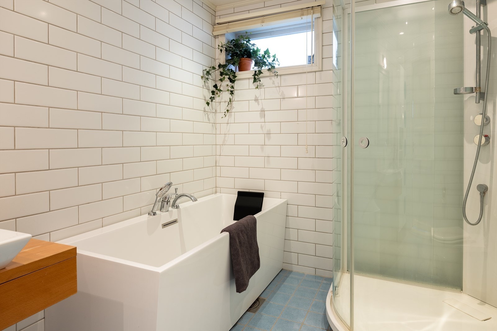 Badet er utstyrt med blant annet opplegg vaskemaskin, tørketrommel og badekar. Galleribilde