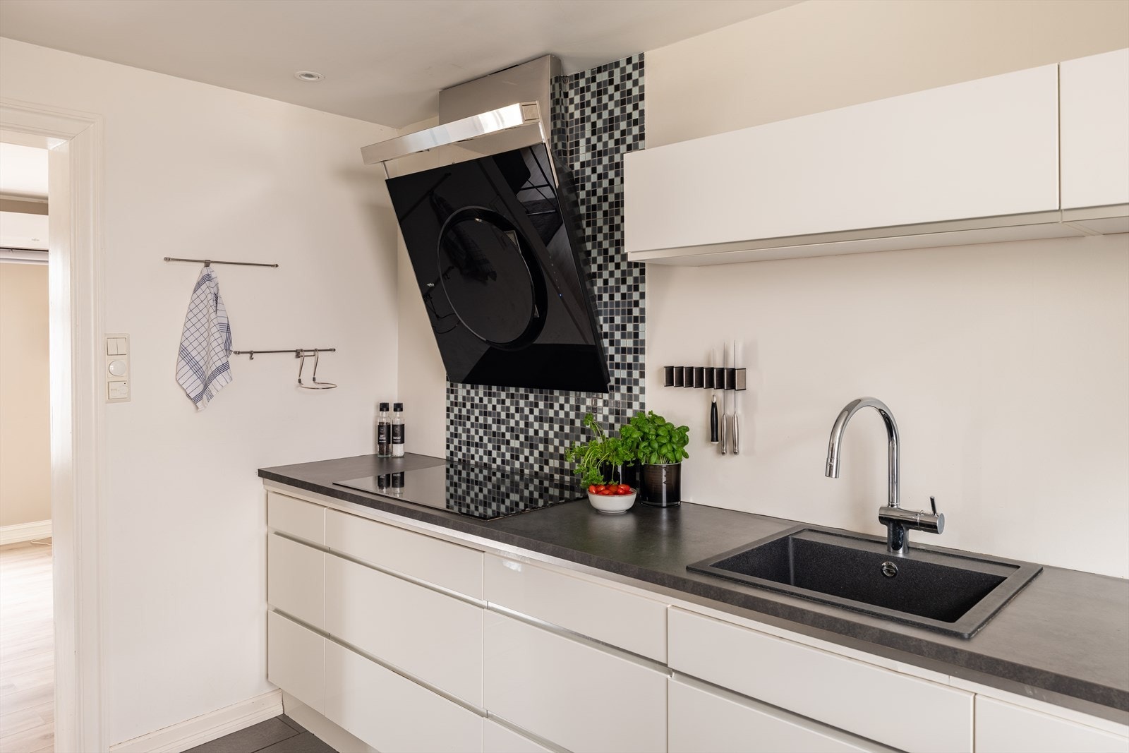 Kjøkkeninnredningen er fra 2007, og i 2018 ble det installert en ny platetopp. Det er også etablert komfyrvakt. Galleribilde