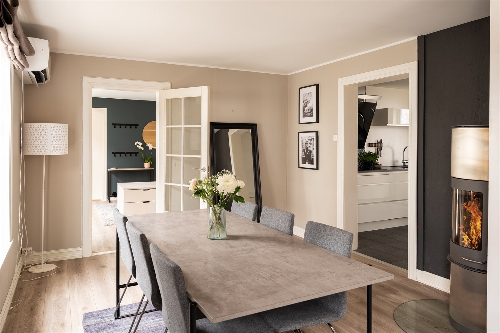 Leiligheten varmes opp med elektrisitet, varmepumpe og vedovn. Sistnevnte sørger for en økonomisk og behagelig oppvarming. Galleribilde