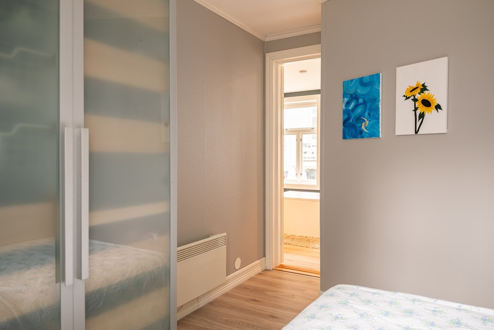 Leiligheten disponerer en bod i kjelleren, som gir praktisk ekstra oppbevaring. Galleribilde