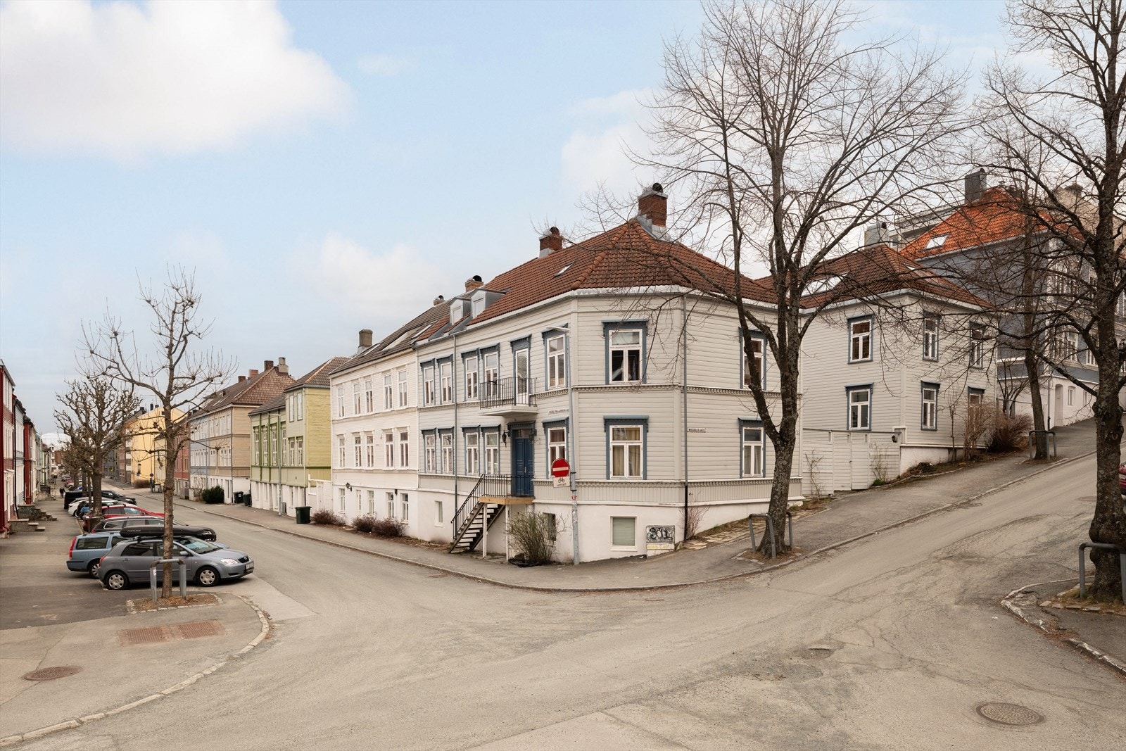 Leiligheten ligger i høy 1. etasje med hyggelig uteområde. Det er mulighet for soneparking i nærområdet. Galleribilde