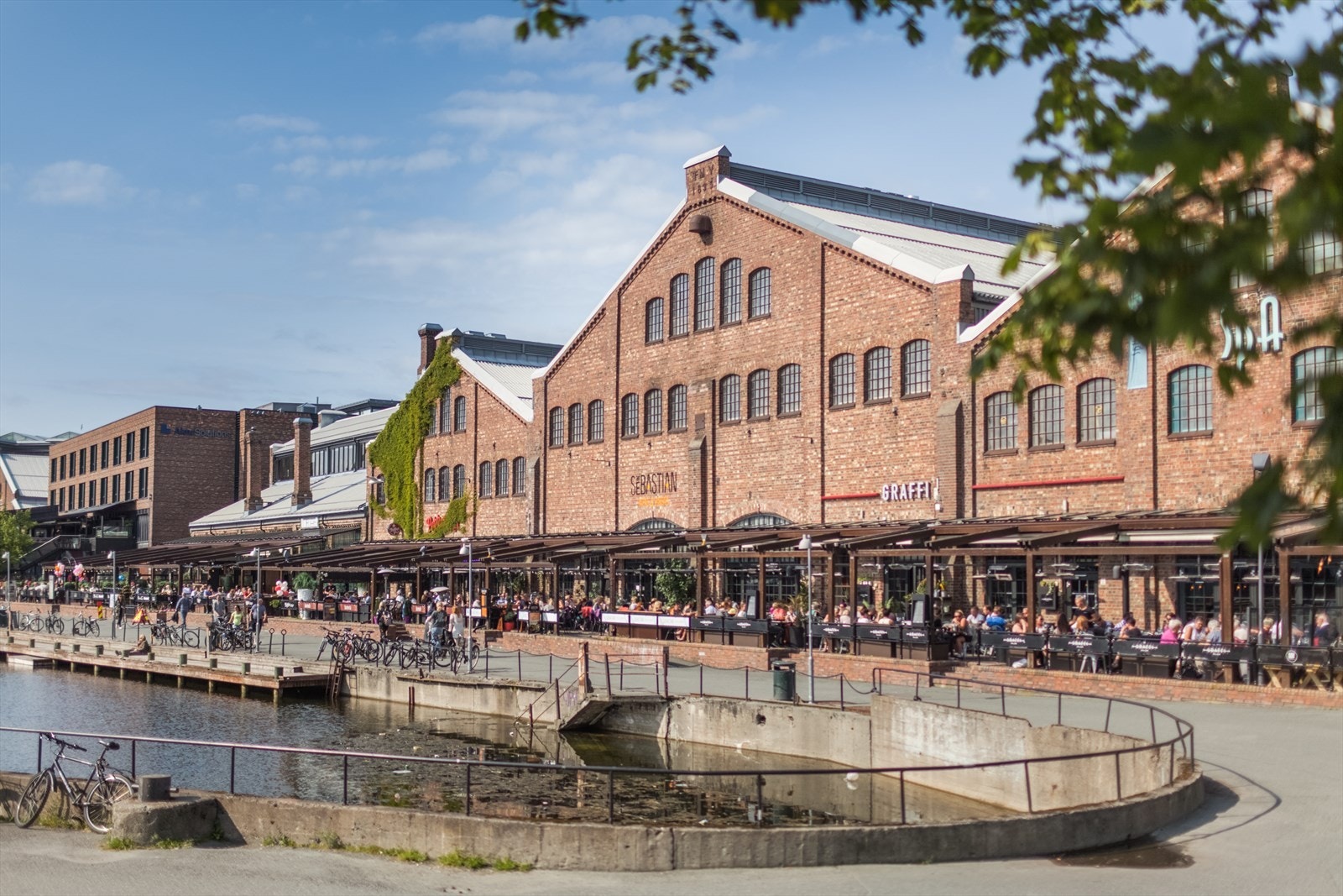 Solsiden ligger en kort gåtur unna leiligheten. Her får du et bredt utvalg av serveringssteder, butikker og servicefunksjoner. Galleribilde