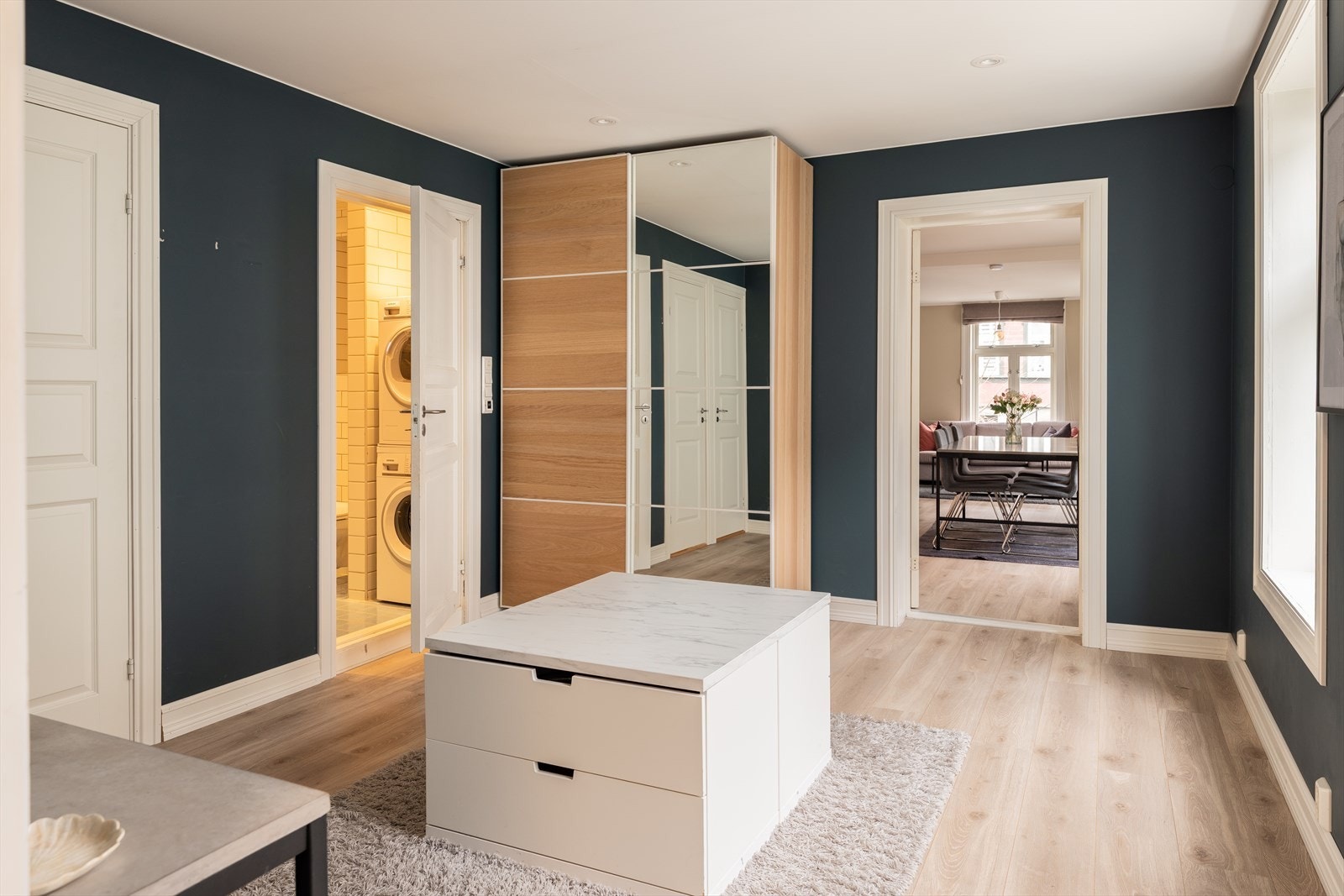 Gangen byr på flere praktiske oppbevaringsmuligheter, og garderobeskapet medfølger i handelen. Galleribilde