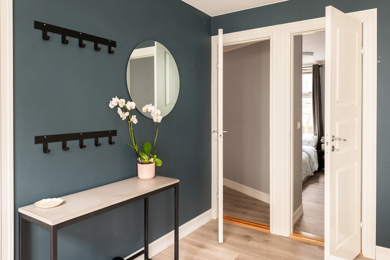 Romslig gang på på 14,2 m² med praktisk oppheng for ytterklær. Galleribilde