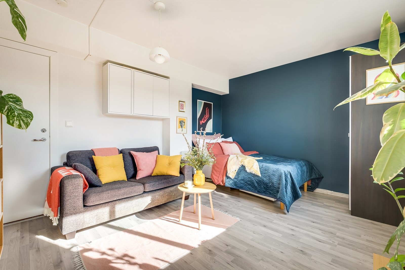 En flott kontrastvegg gir rommet dybde. Galleribilde