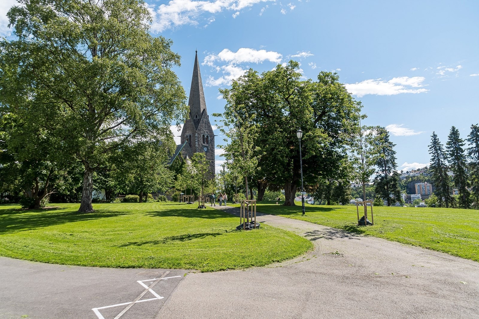 Vålerenga kirke er som et lokalt landemerke for Vålerenga, på et høydedrag midt i parken. Galleribilde