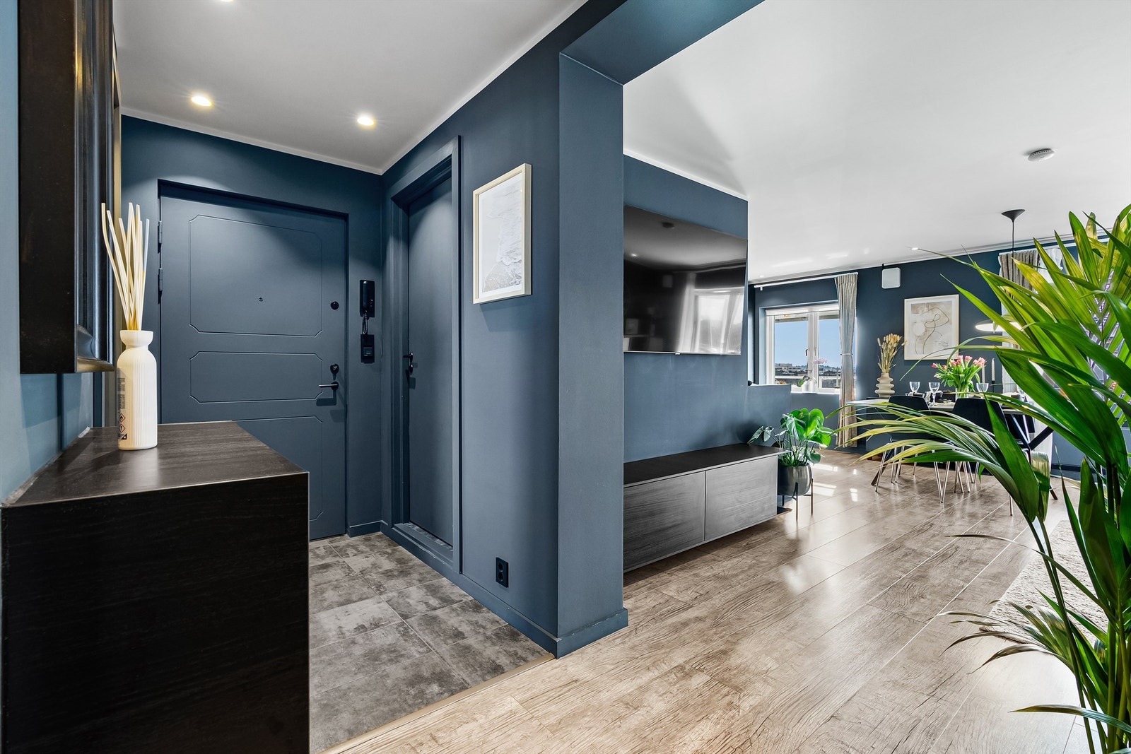 Adkomst via felles trappegang med callinganlegg. Velkommen inn! Galleribilde