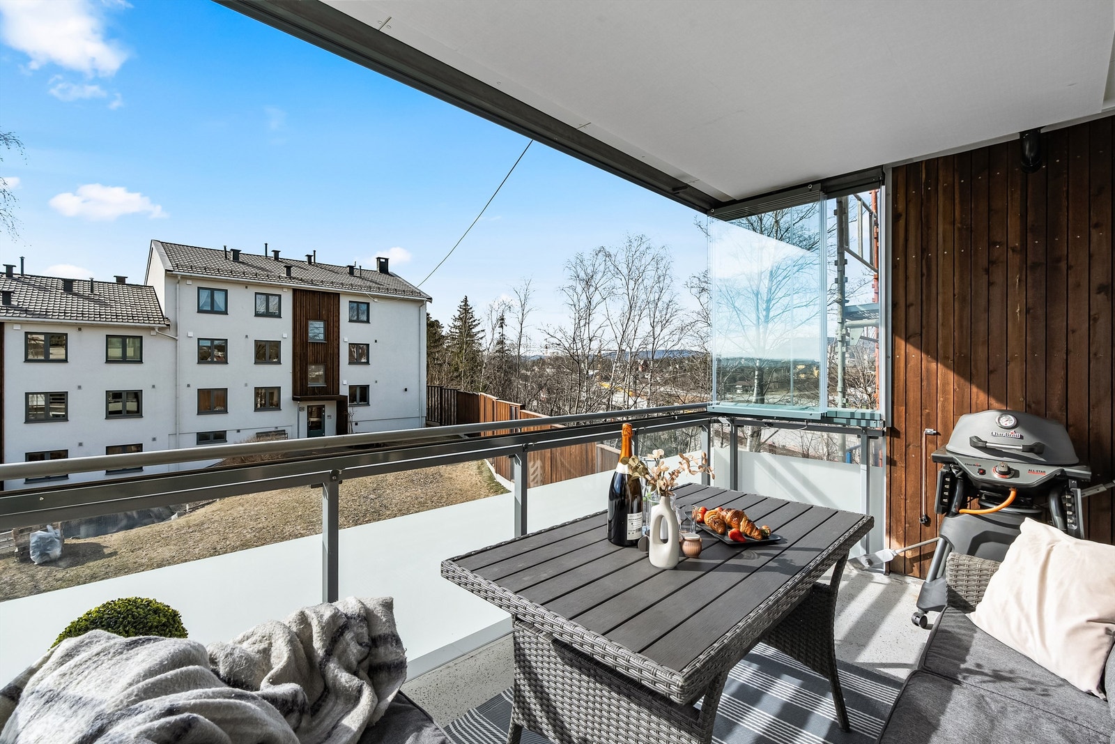 Romslig syd-vestvendt balkong på 9kvm med herlige solforhold fra formiddag til sen kveld. Galleribilde