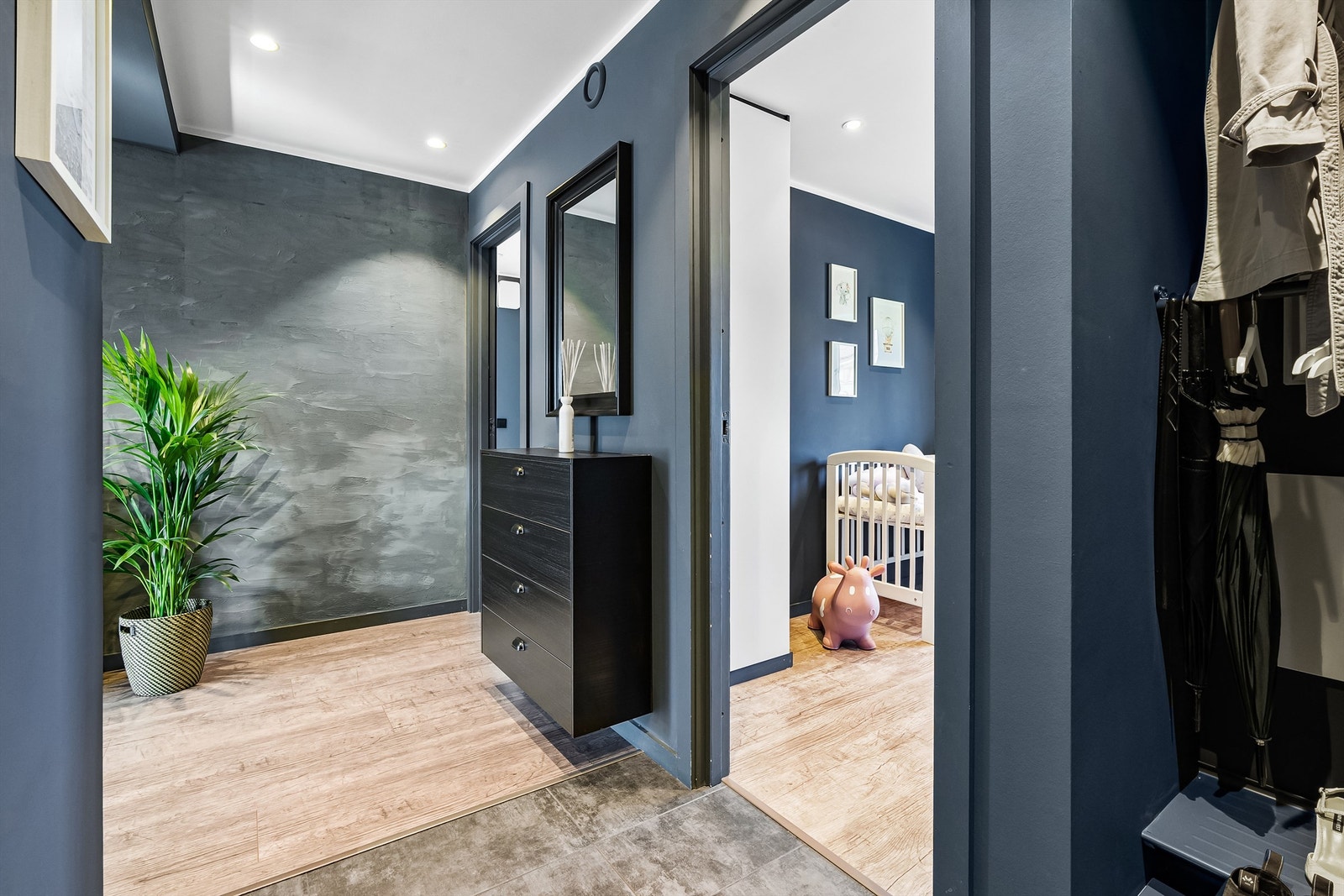 Lys og innbydende entre med plass til oppheng av yttertøy og annet. Galleribilde