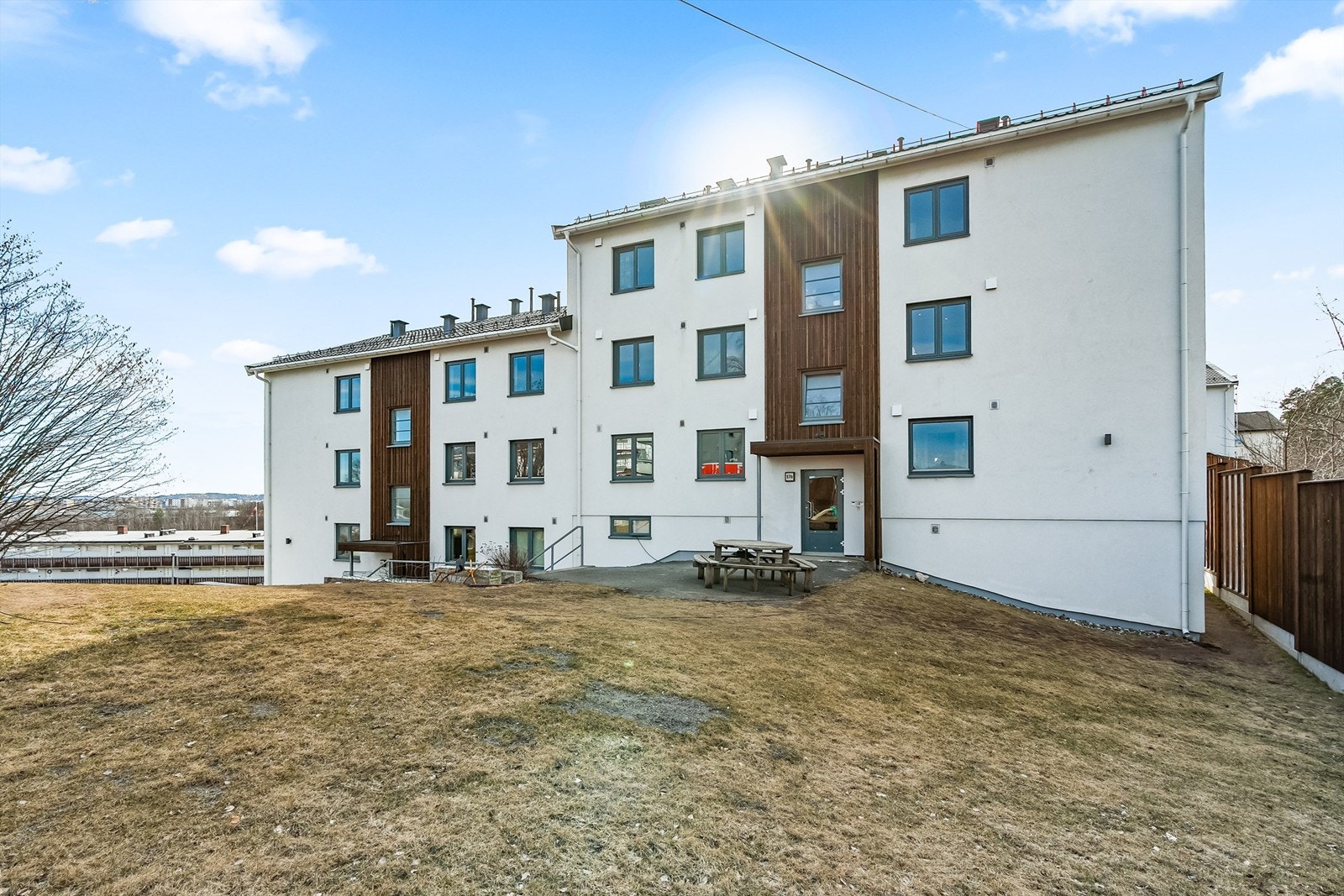 Sameiet består av tomt opparbeidet med blant annet gressplen, trær, prydbusker og diverse beplantning. Videre har de en hyggelig lekeplass for de minste. Galleribilde