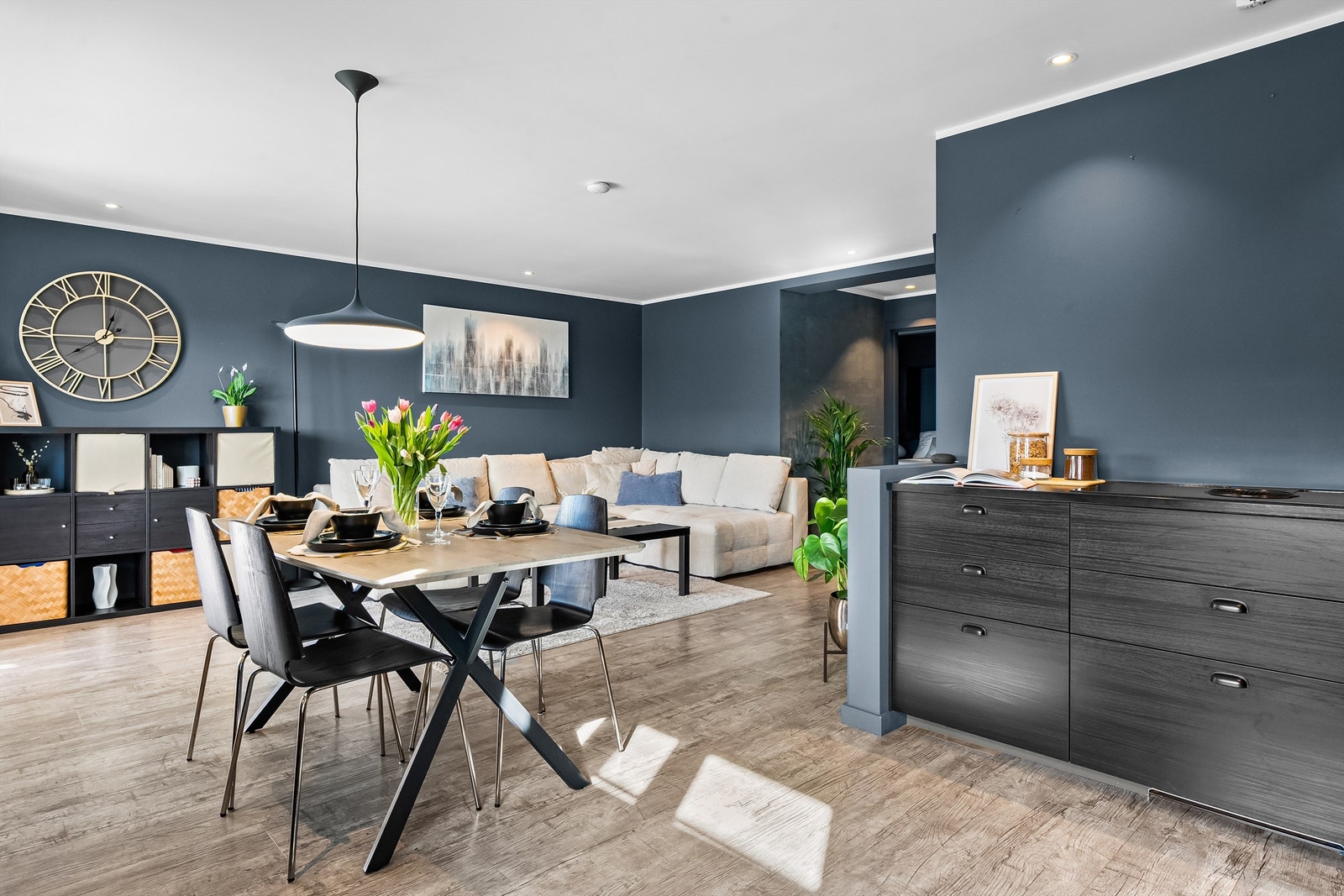 Gulvflatene i boligen er belagt med laminat. Slette vegger i alle rom. Galleribilde