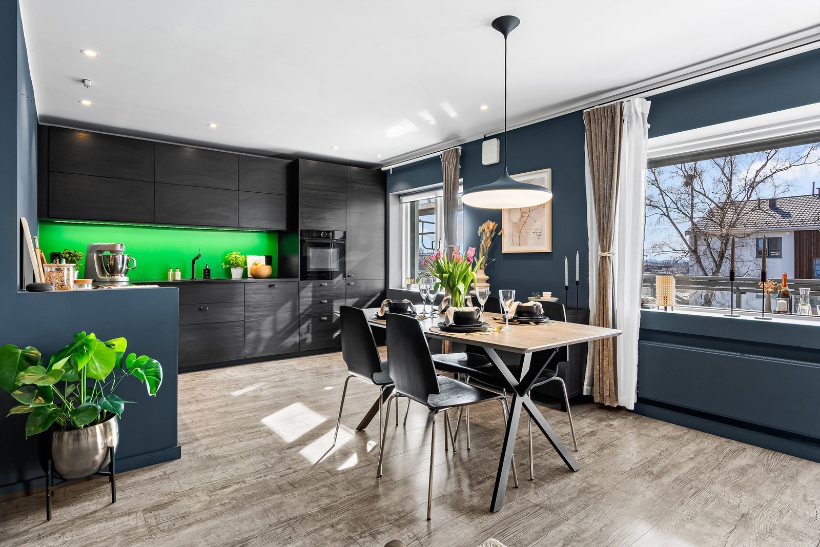 Kjøkkenet har en åpen og sosial løsning med moderne innredning fra 2019. Galleribilde