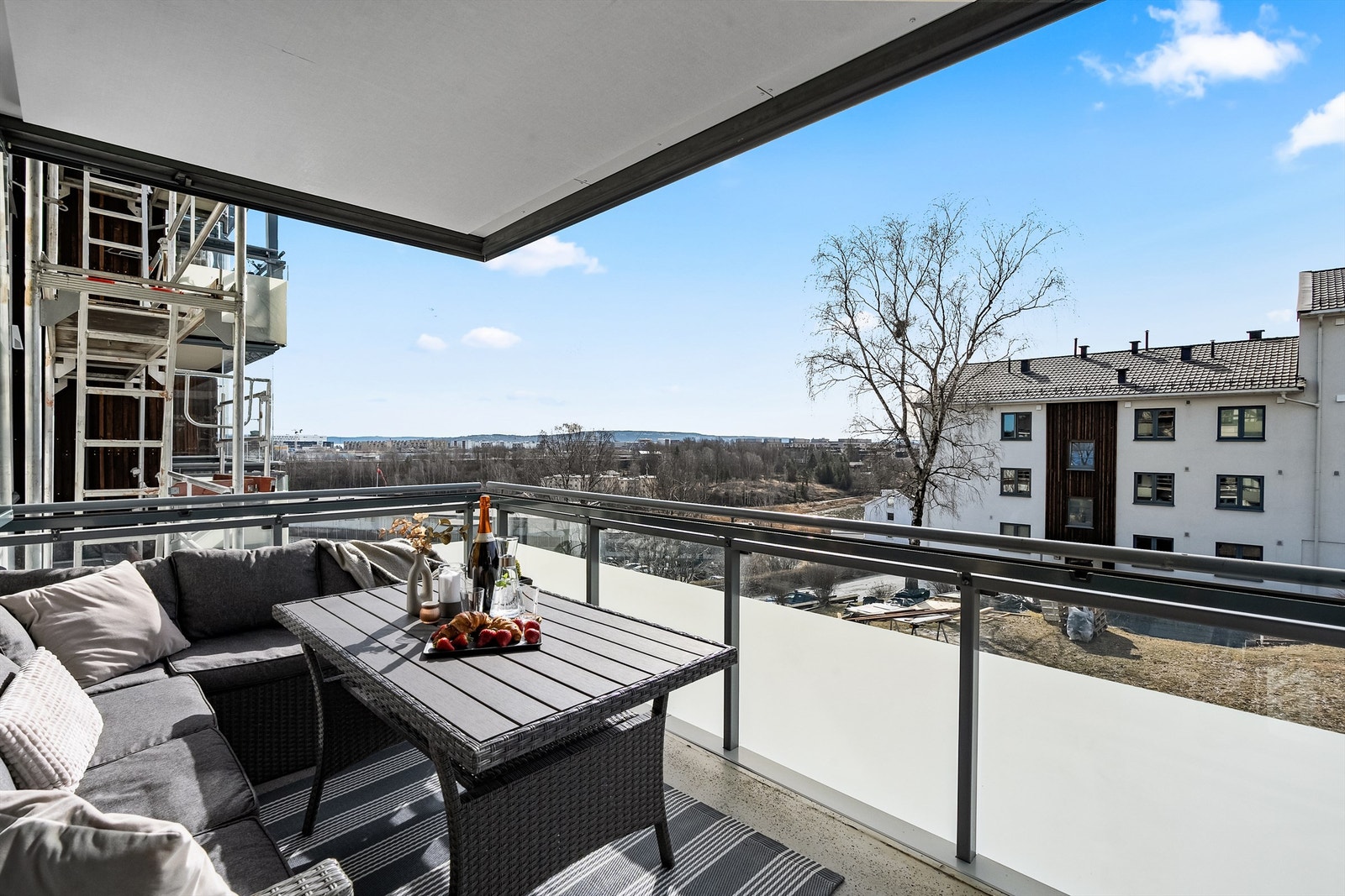 Fra stuen er det adkomst til en lun og hyggelig sydvestvendt balkong. Her har man utsikt ned mot Holtekilen, og solen står på fra formiddag til sen kveld på sommerstid. Galleribilde