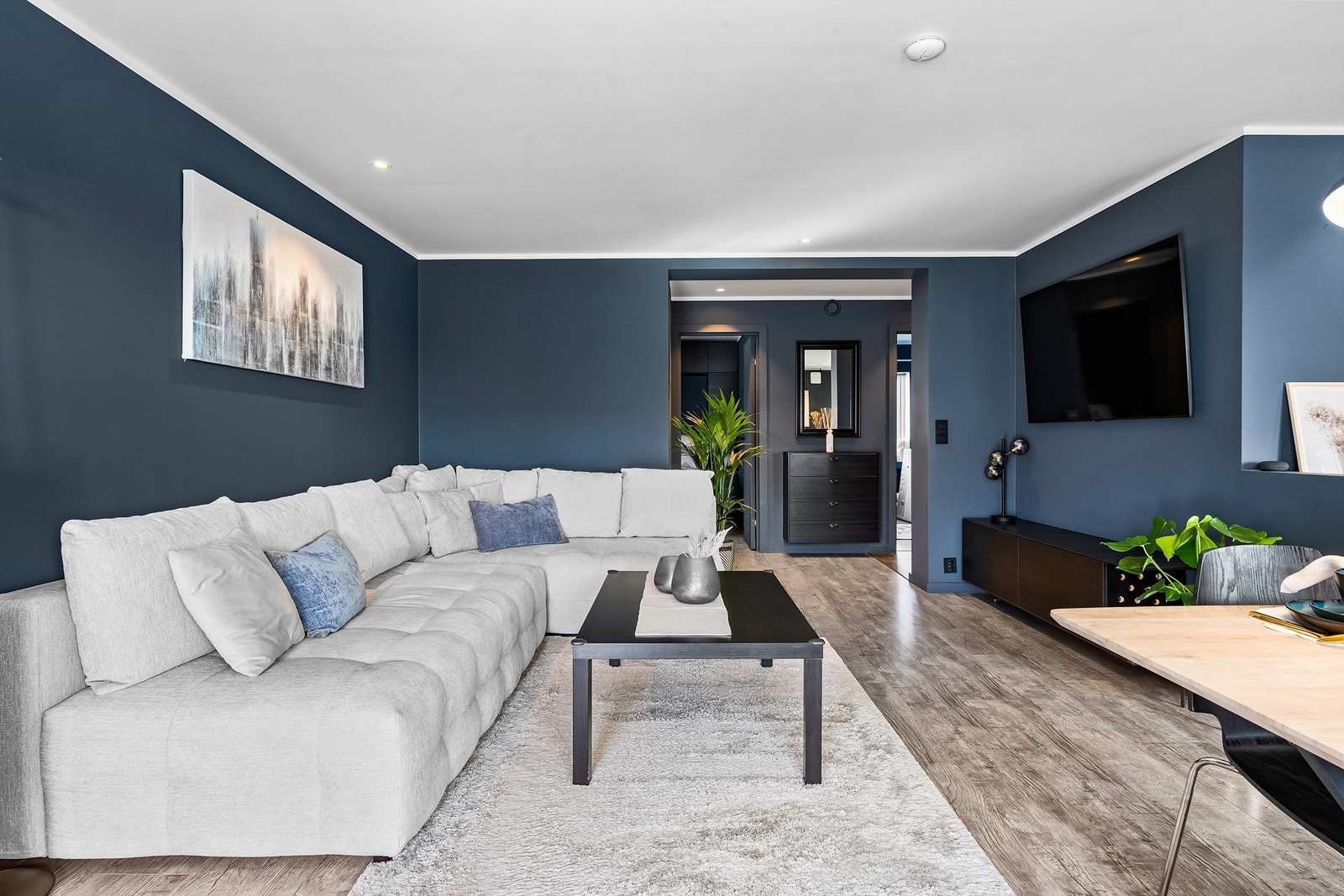 Boligen gjennomgikk fullstendig oppussing av alle rom i 2019, og preges av en stilren og tidsriktig standard. Galleribilde