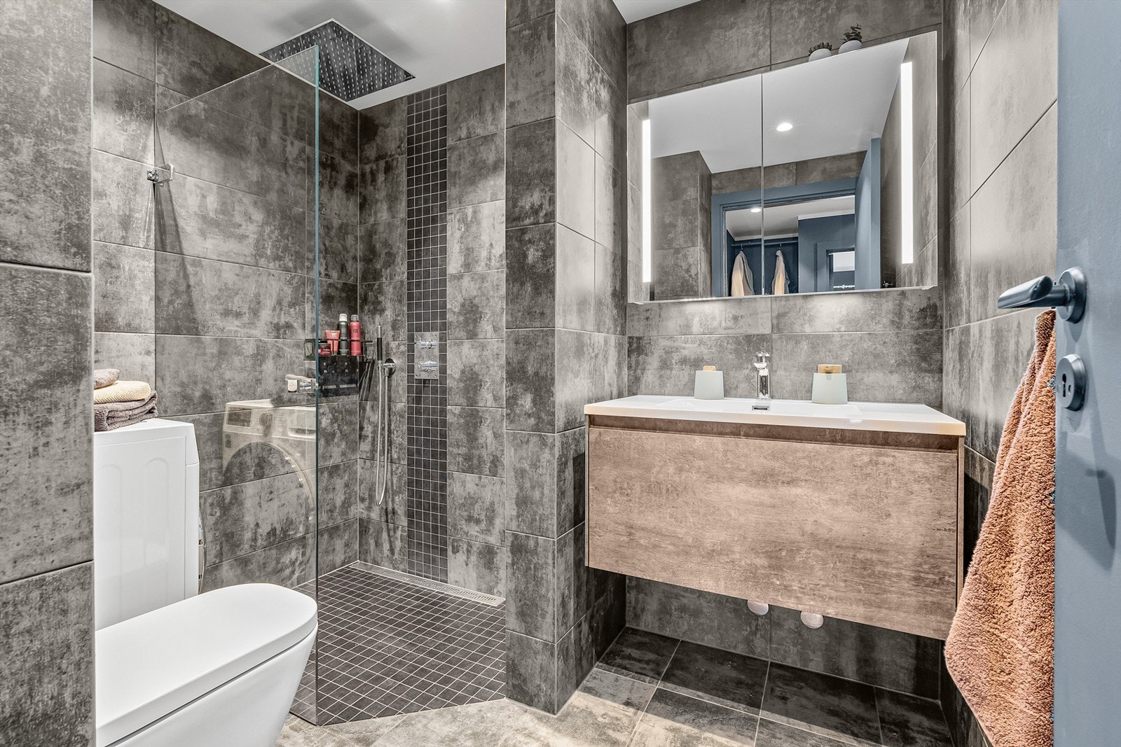 Lekkert bad fra 2019, med en moderne og praktisk utforming. Galleribilde