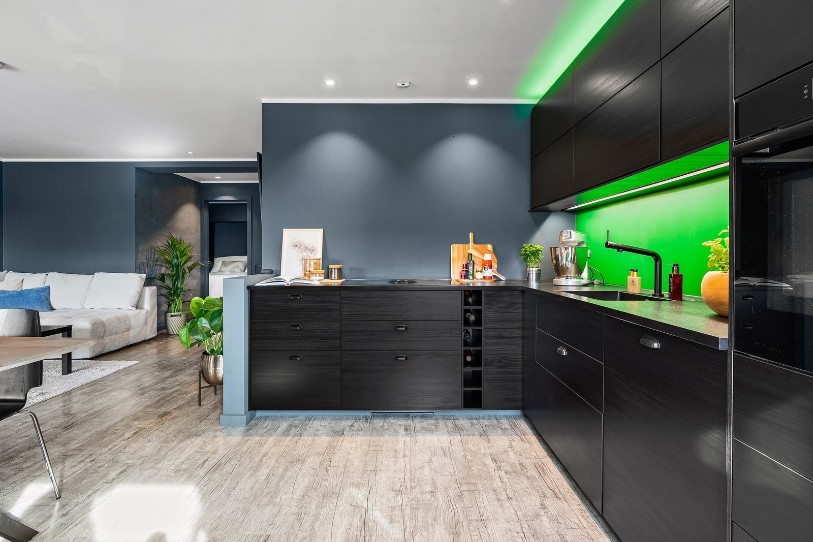 Praktisk benkebelysning og lett tilgjengelige stikkontakter på kjøkkenet. Benkeplaten er laget av slitesterk laminat. Bakvegg er malt. Galleribilde