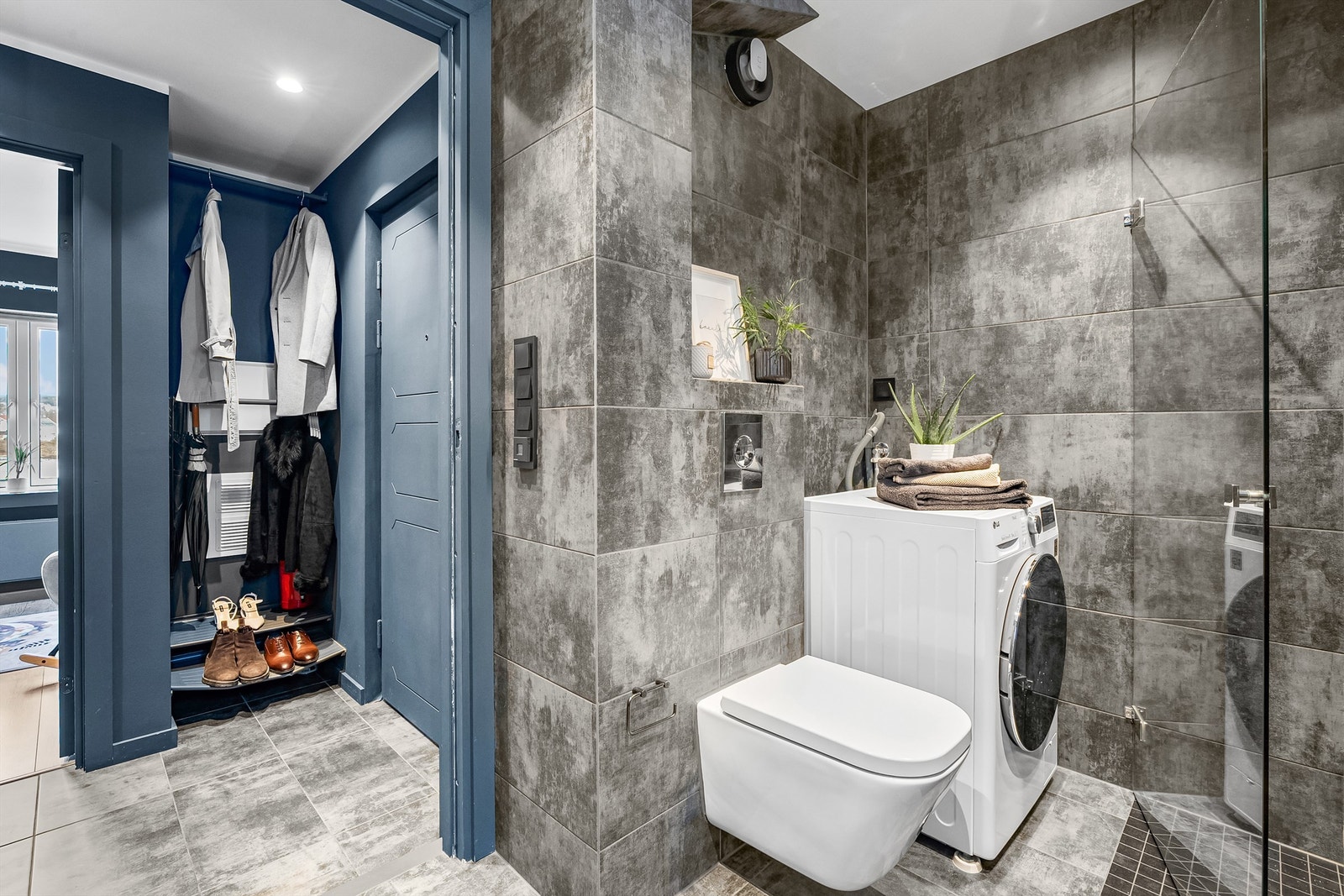 Badet er utstyrt med opplegg for vaskemaskin. Det foreligger dokumentasjon på arbeidet som ble utført i 2019. Galleribilde