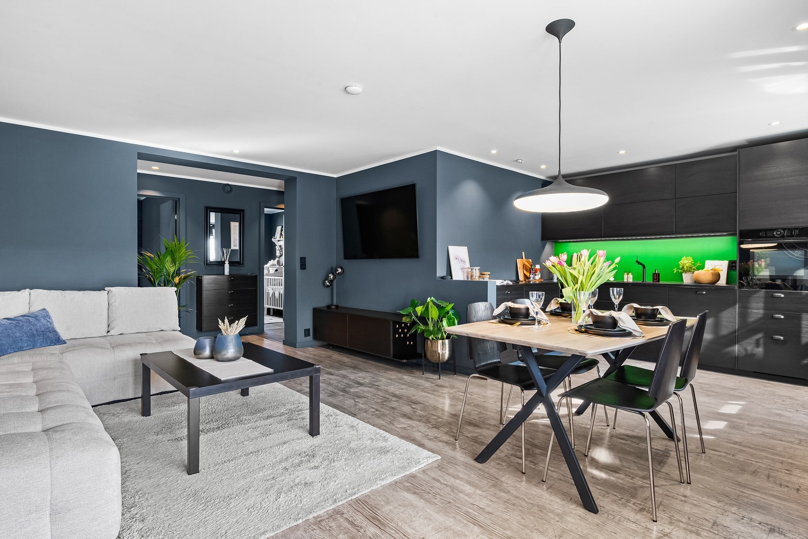 I stuen er det plass til både en sofaseksjon og et stort spisebord. Galleribilde