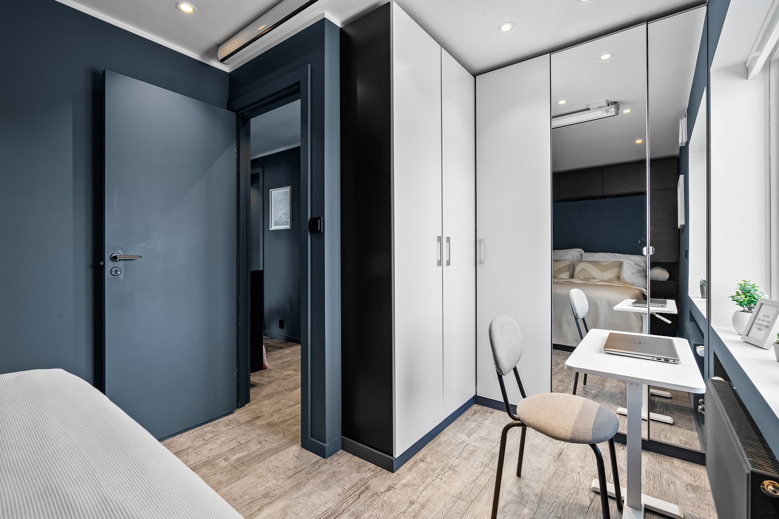 Med god størrelse på rommet er det godt med oppbevaringsplass, i tillegg til arbeidsplass. Galleribilde