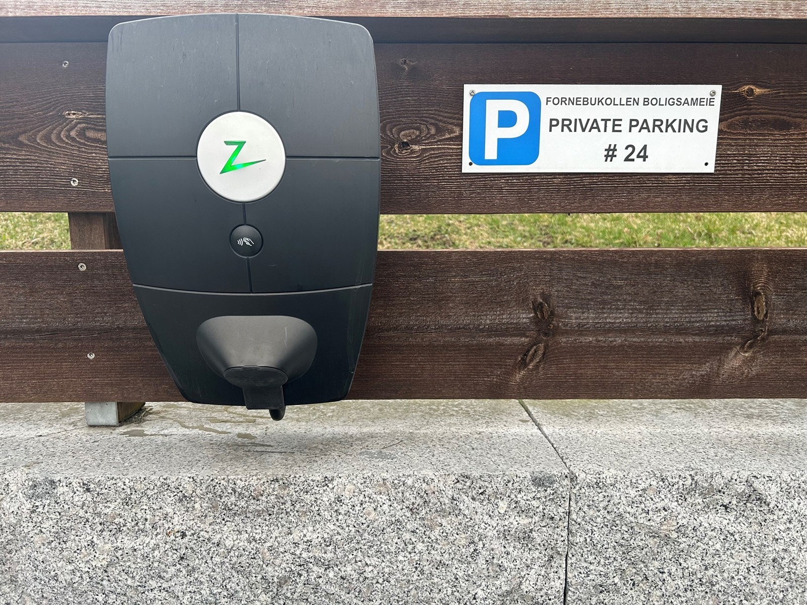 Hver seksjonseier disponerer en parkeringsplass. Denne sekjonsen disponerer plass nr. 24. Lader hører til denne leiligheten. Lading av elbil faktureres etter faktisk forbruk halvårlig. Galleribilde