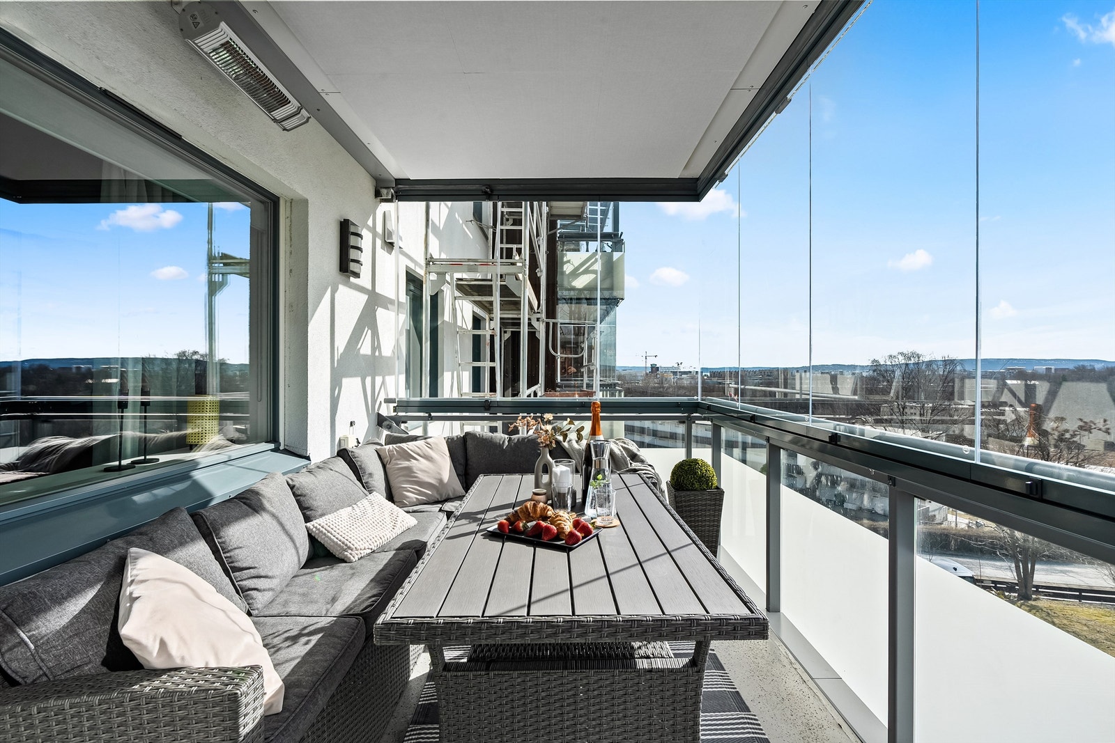 Innglassing av balkong er nettopp installert. Galleribilde