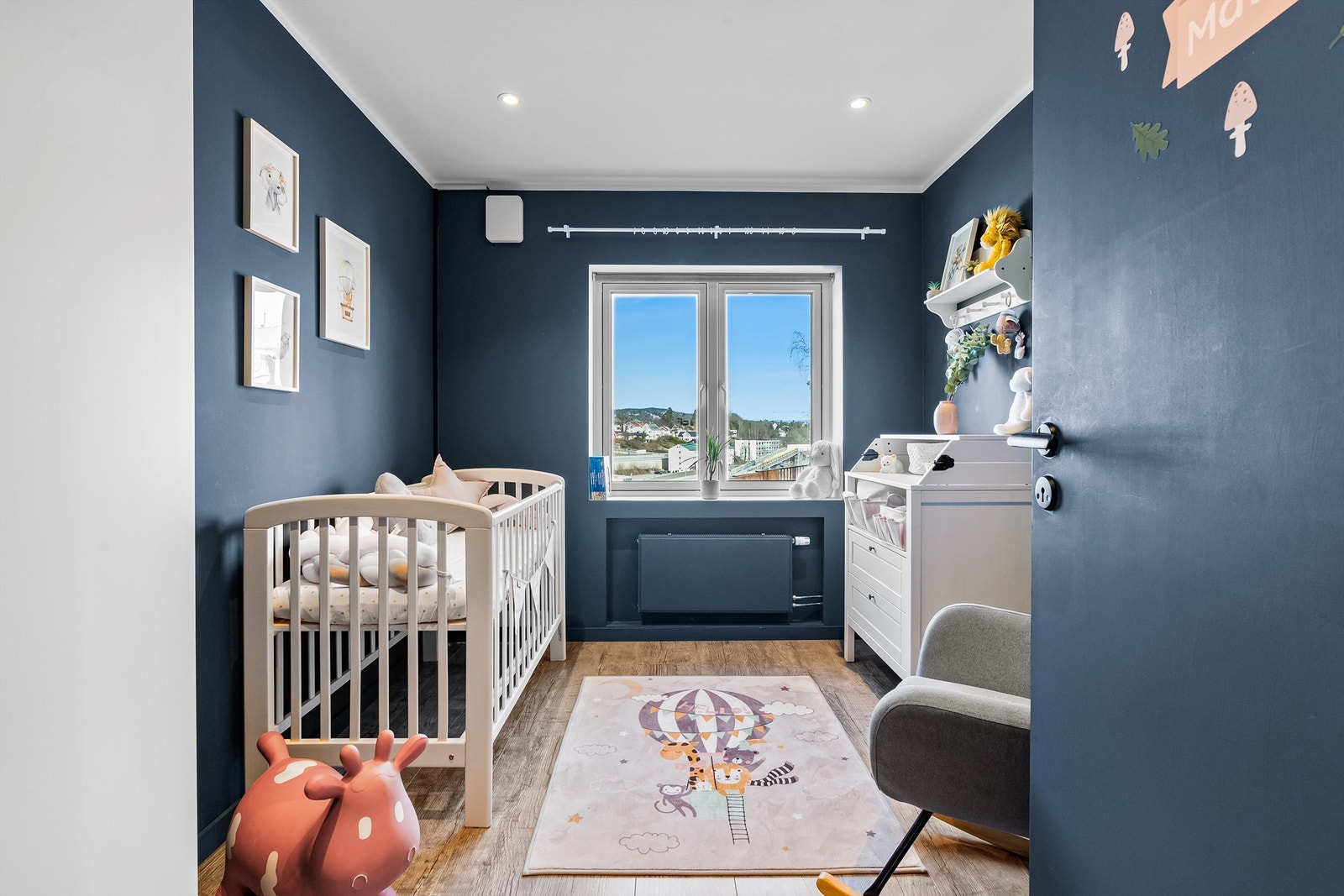 Soverom to kan brukes som barnerom, kontor osv, alt etter behov.
Legg merke til det nylige installerte ventilasjonsanlegget som sørger for et godt inneklima. Galleribilde