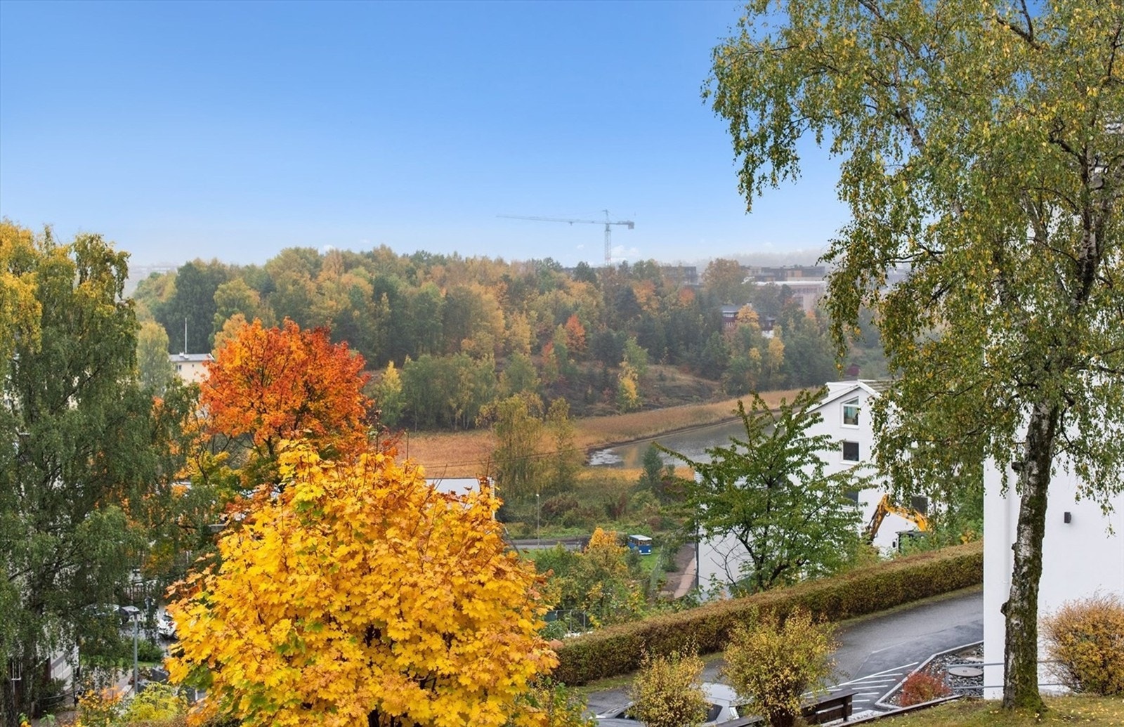 Fra balkongen har man en flott utsikt ned mot Holtekilen. Galleribilde